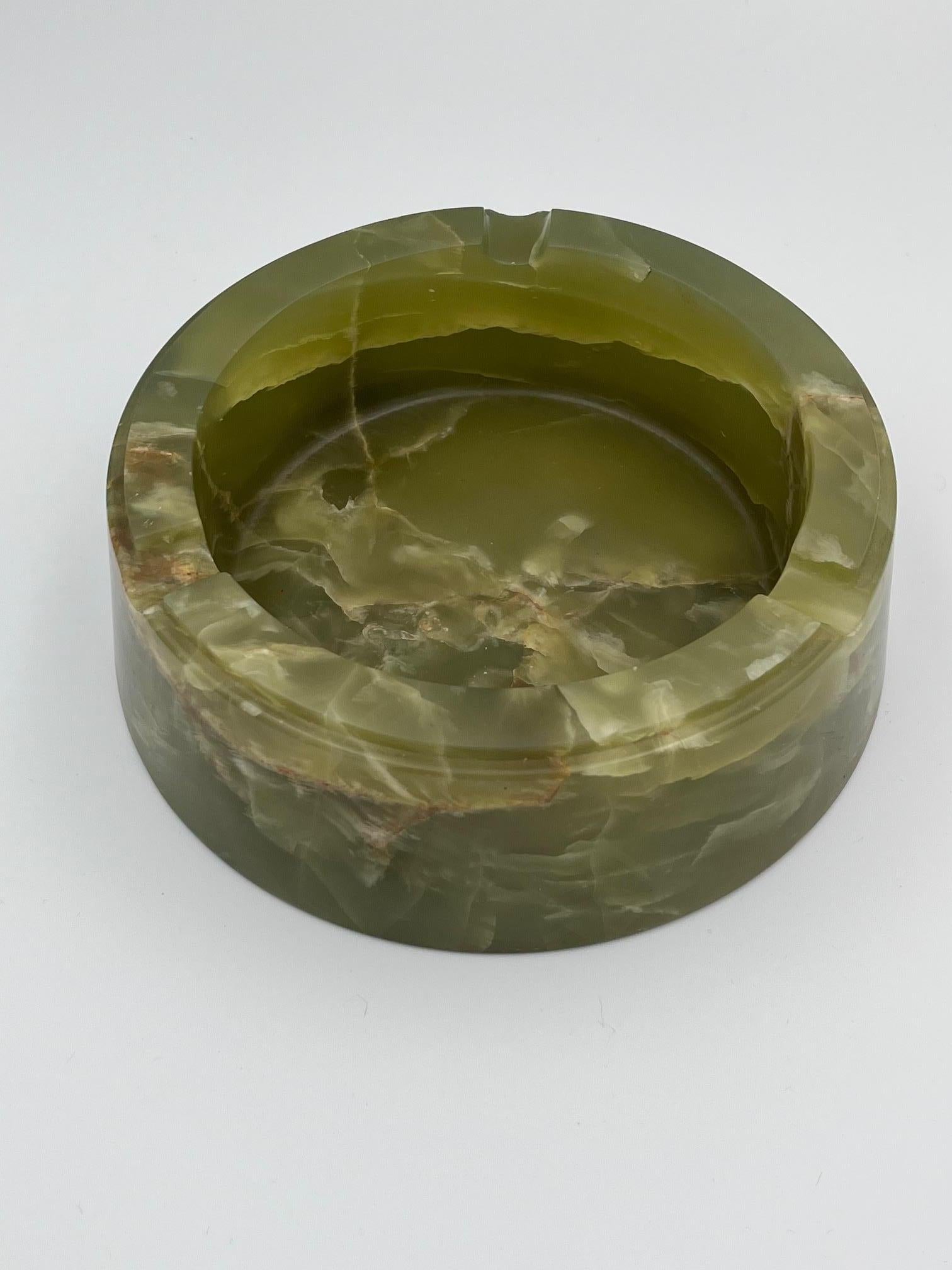 Substanzieller Zigarrenaschenbecher aus grünem Onyx im Angebot 2