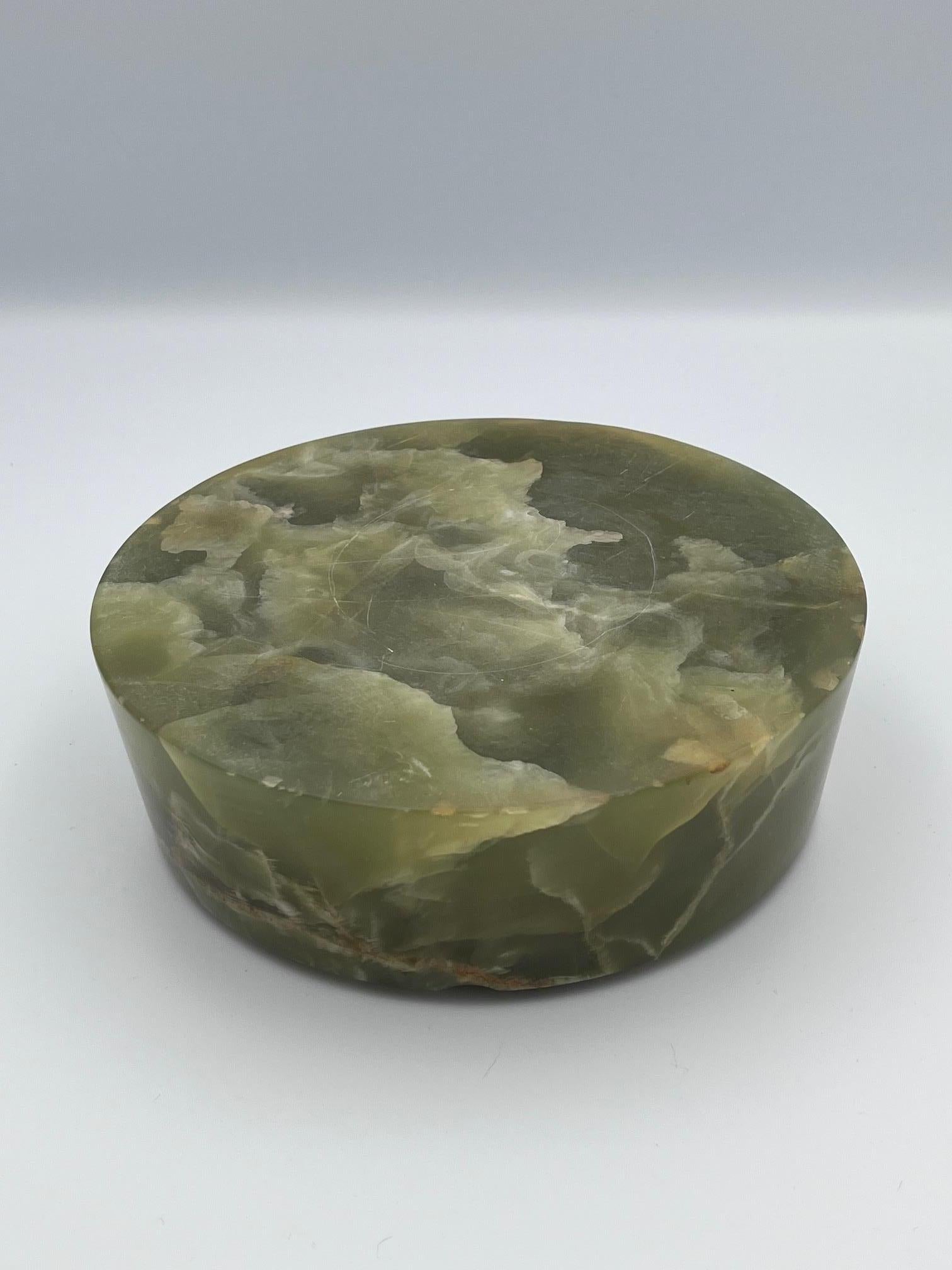Substanzieller Zigarrenaschenbecher aus grünem Onyx im Angebot 3