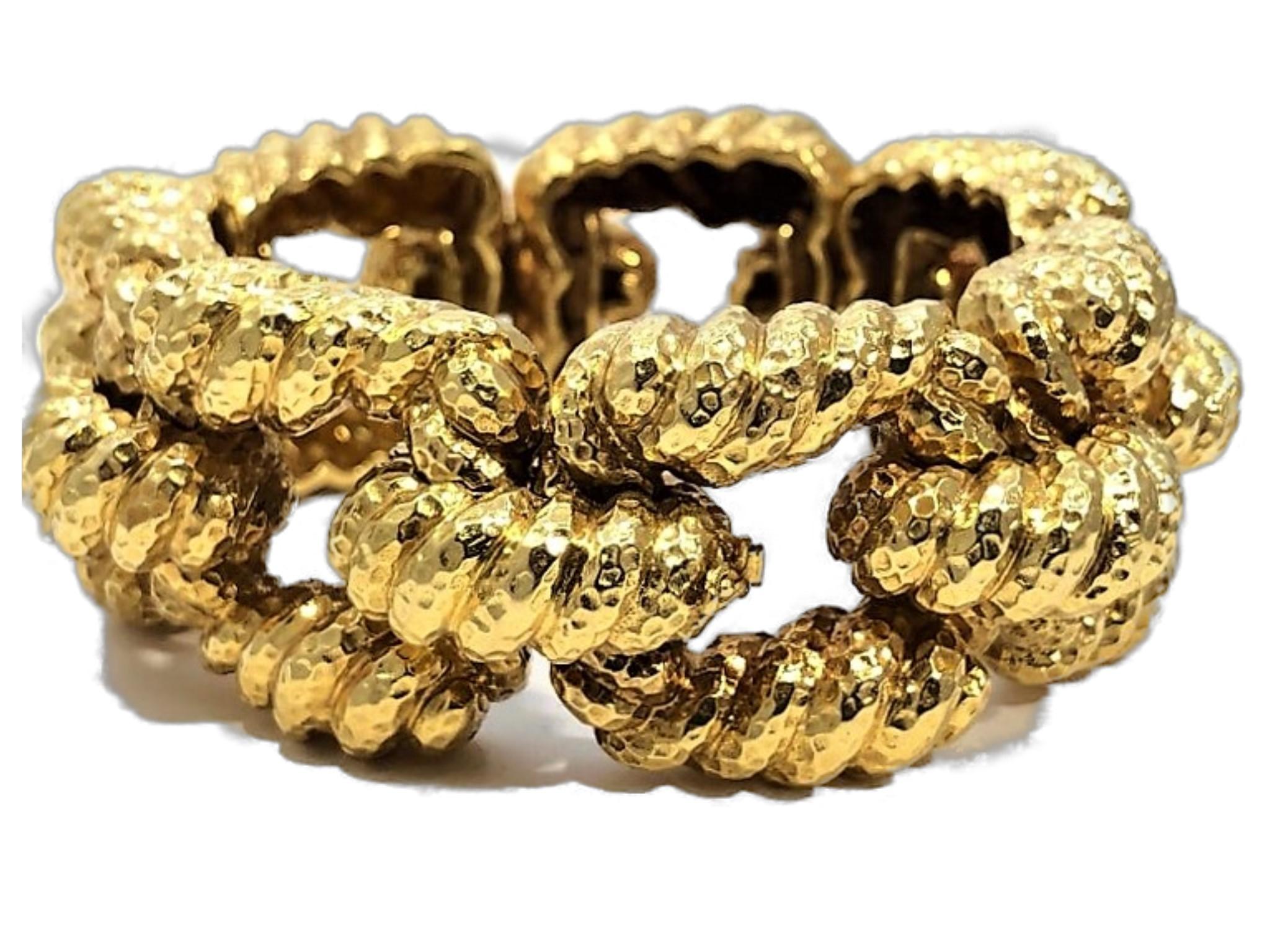 Französisches Armband aus 18 Karat Gelbgold von Wander, bestehend aus 7 rechteckigen Gliedern mit gedrehtem Design und Hammerschlag. Die sechs Verbindungsglieder haben das gleiche Design und die gleiche Oberfläche. Die 