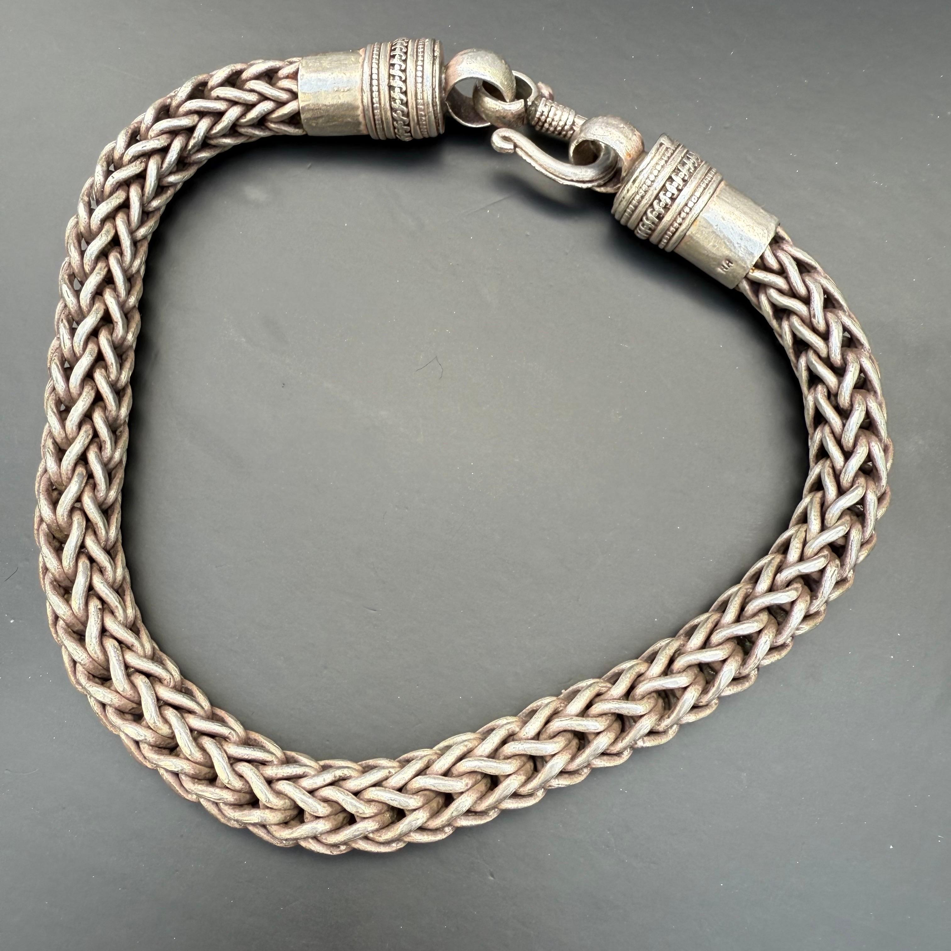 Questa catena in argento sterling, audace e splendidamente lavorata a mano, proviene dall'India e presenta un fitto disegno intrecciato che mette in mostra la tradizionale lavorazione dell'argento e una presenza sostanziale. Con un peso di ben 384