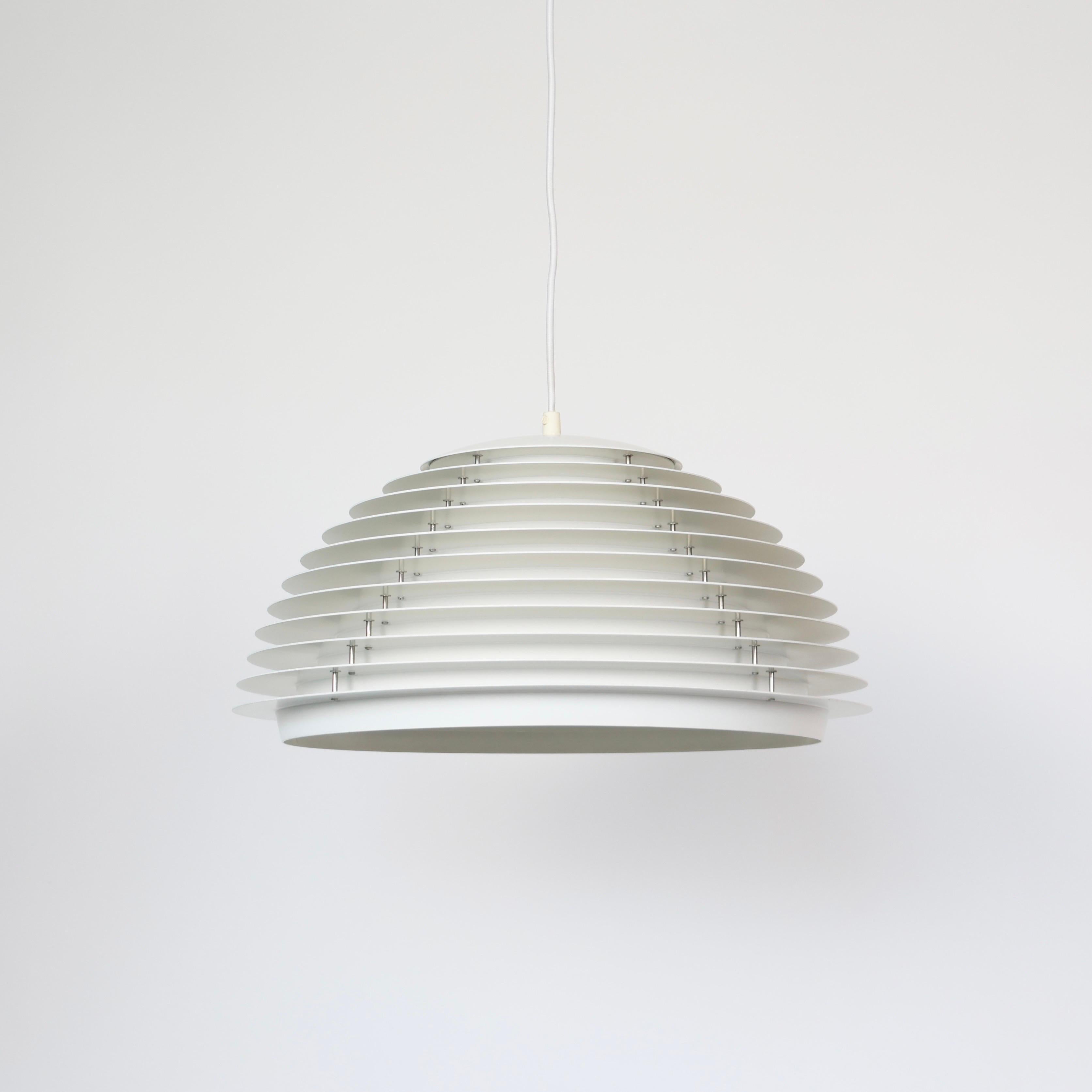 Lampada a sospensione di colore bianco disegnata da Jon Olafsson & Petur B. Luthersson per Fog & Morup negli anni '60.

* Lampada a sospensione bianca a più strati, struttura molto pesante
* Design/One: Jon Olafsson & Petur A. B. Luthersson
* Stile: