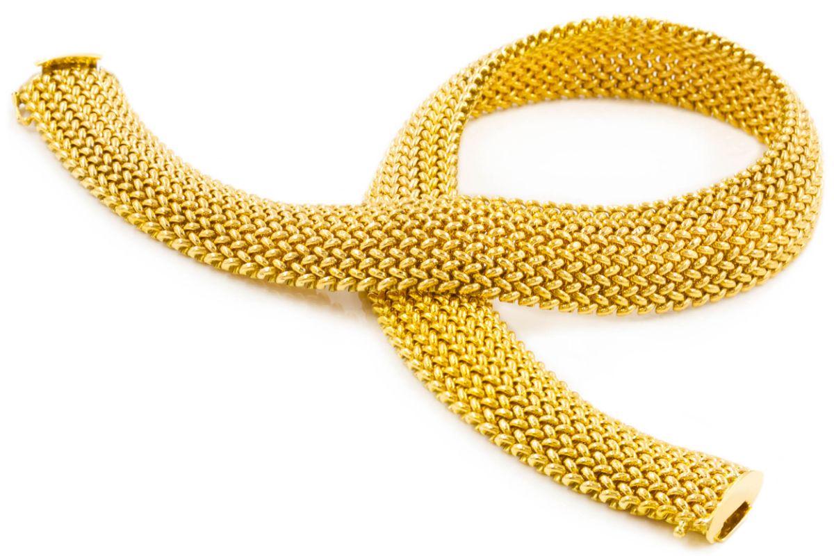 A SUBSTANTIAL 18K YELLOW GOLD MESH NECKLACE BY UNOAERRE
Italy, circa late 20th century  17