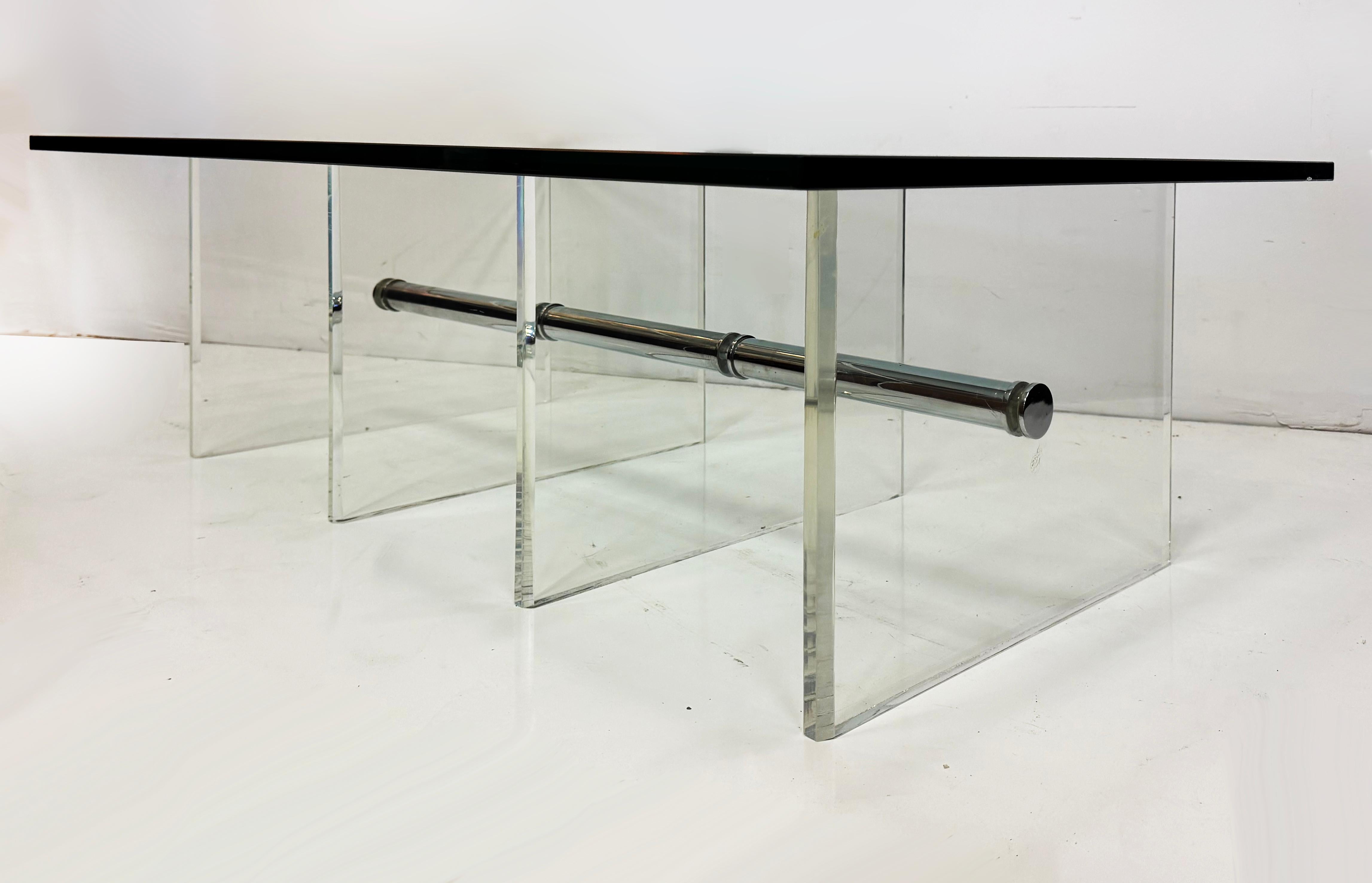 Gran mesa de centro de cóctel de lucita y cromo, años 70

Se ofrece a la venta una gran mesa de cóctel vintage de los años 70, de lucita gruesa y cromo, con tapa de cristal.  La mesa tiene un gran diseño arquitectónico.  La encimera de cristal tiene
