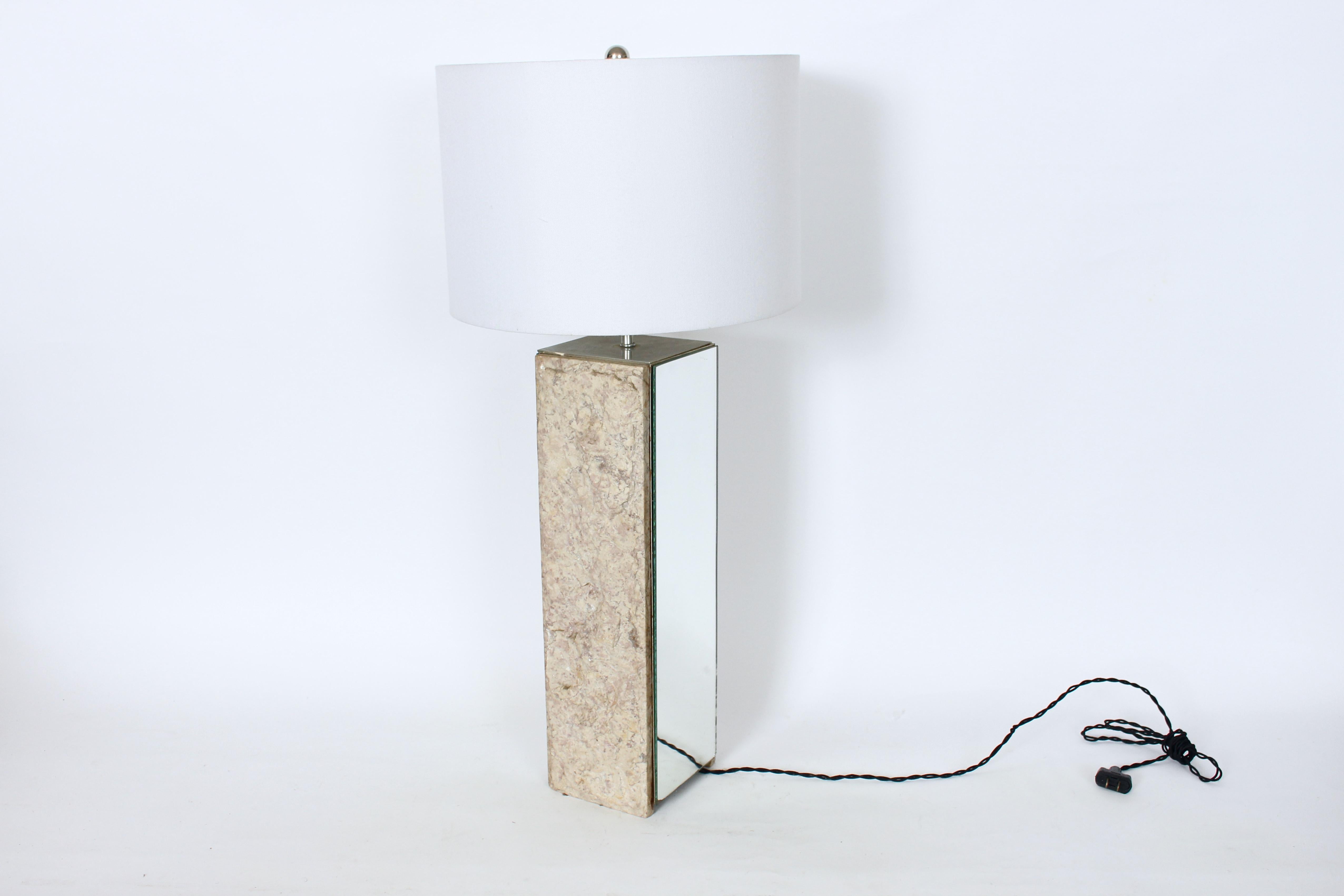 Mid Century Laurel Lamp Co. Lampe de table en marbre beige brut et miroir.  Il est composé de travertin vertical sur deux faces en crème, beige, taupe avec des touches de rouge, et de panneaux miroirs réfléchissants sur deux faces (18,5 H x 5 P).