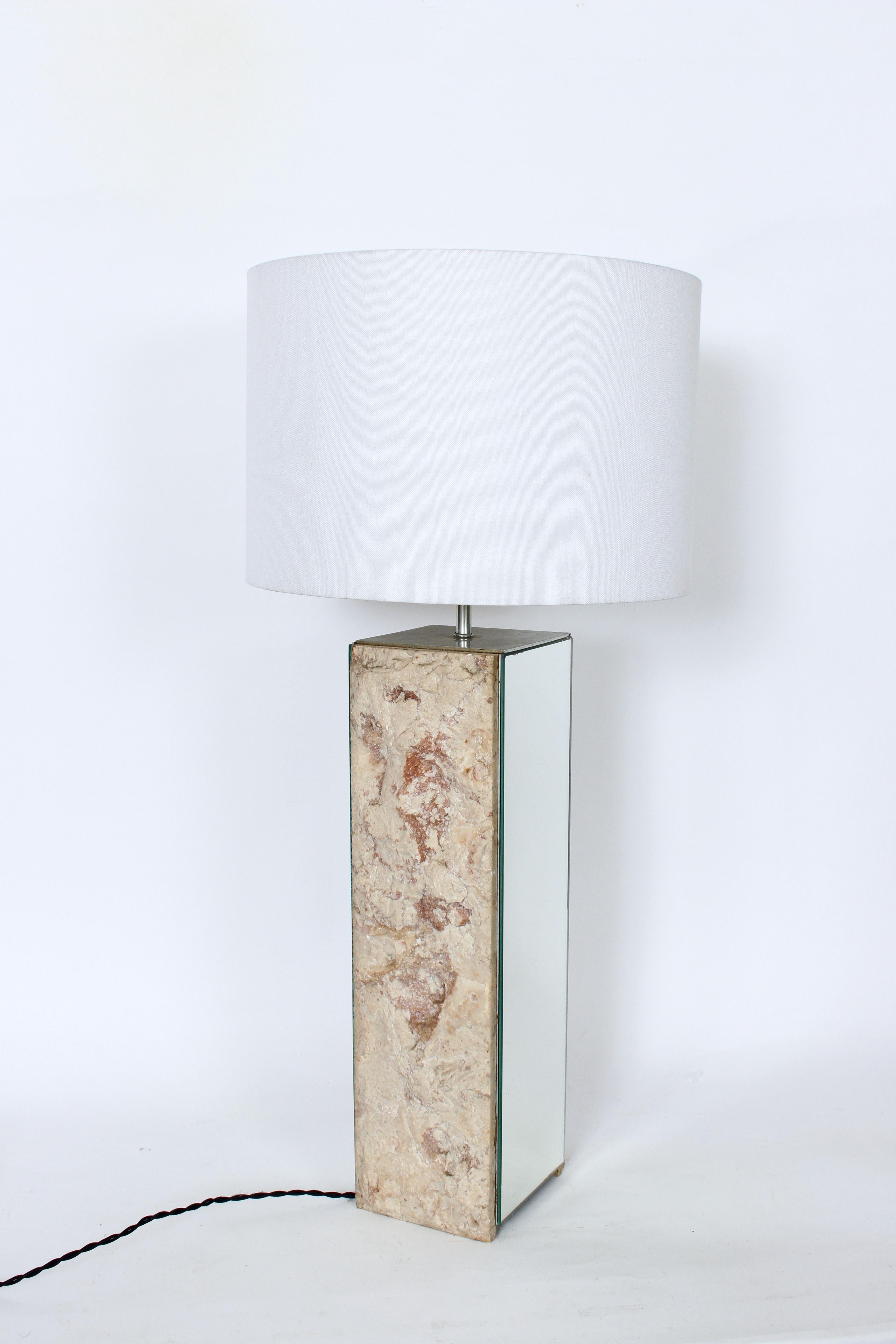Substanzielle Laurel Lamp Co. Verspiegelte Tischlampe aus Travertin, 1960er-Jahre (amerikanisch) im Angebot