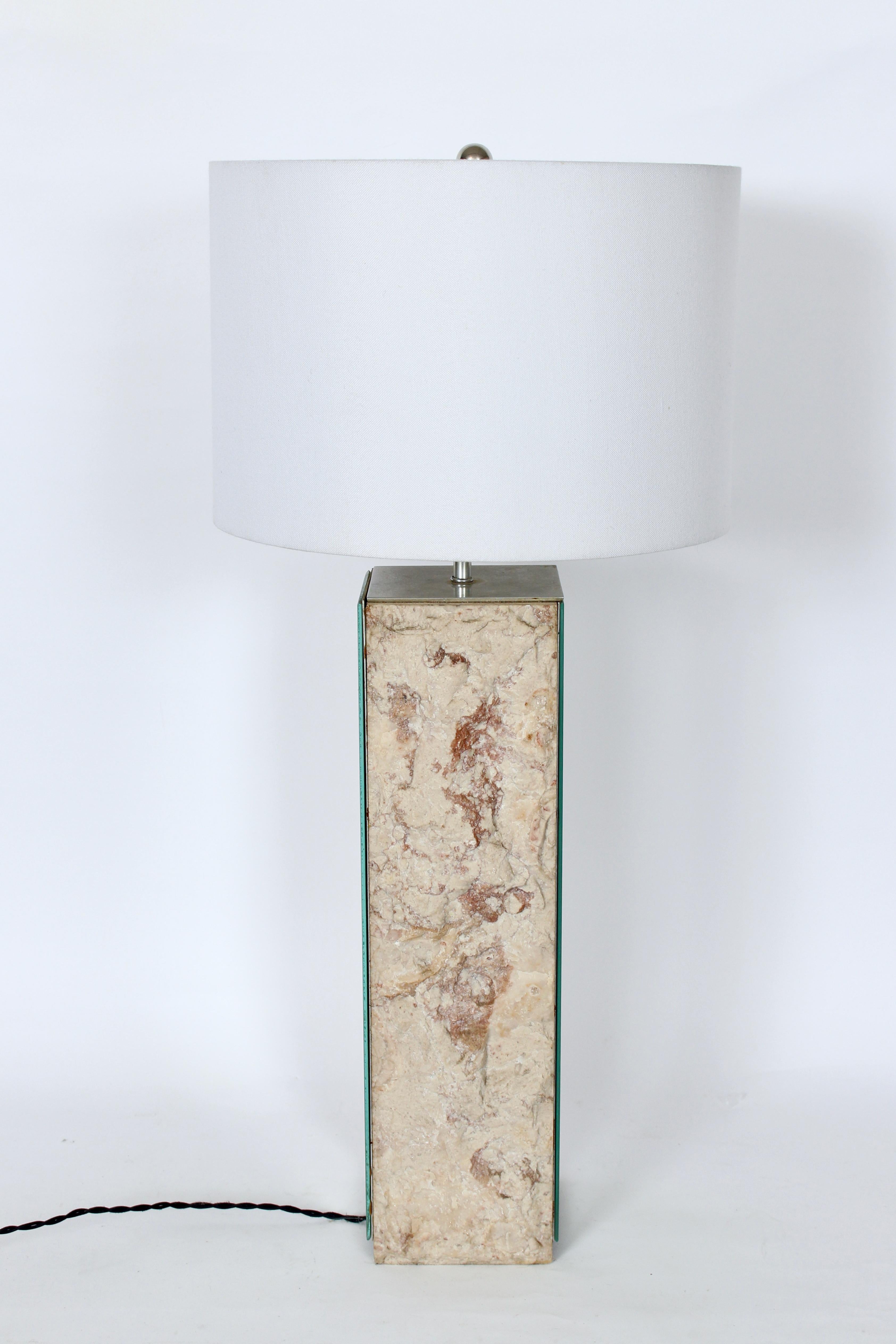Milieu du XXe siècle Substantiel Laurel Lamp Co. Lampe de table en travertin et miroir, années 1960 en vente