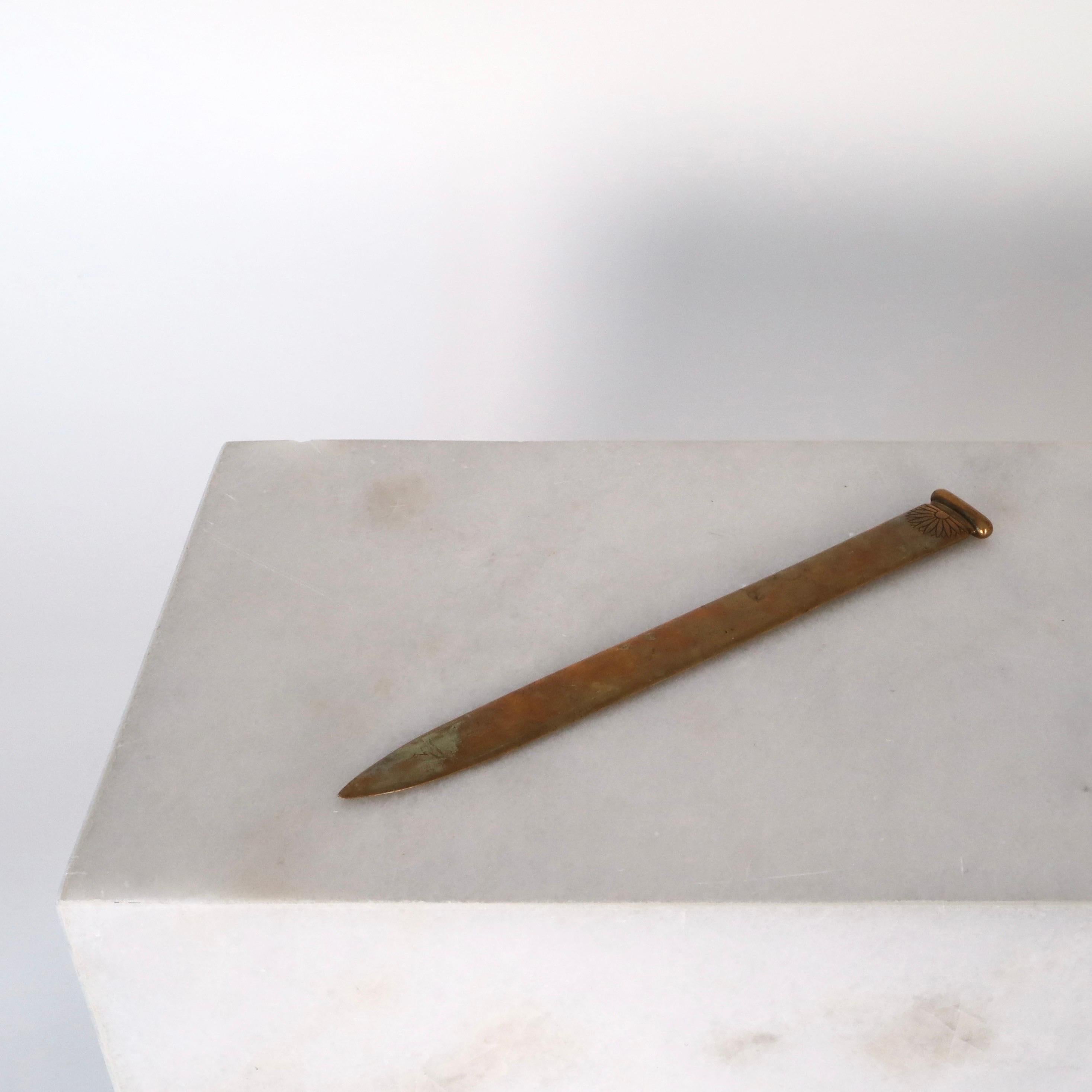 Großer Brieföffner aus Bronze, entworfen von Just Andersen in den 1920er Jahren. Ein schönes Stück für einen eleganten Schreibtisch.

* Briefmesser aus Bronze
* Designer: Just Andersen
* Modell: B216
* Jahr: 1925-1930
* Zustand: Guter