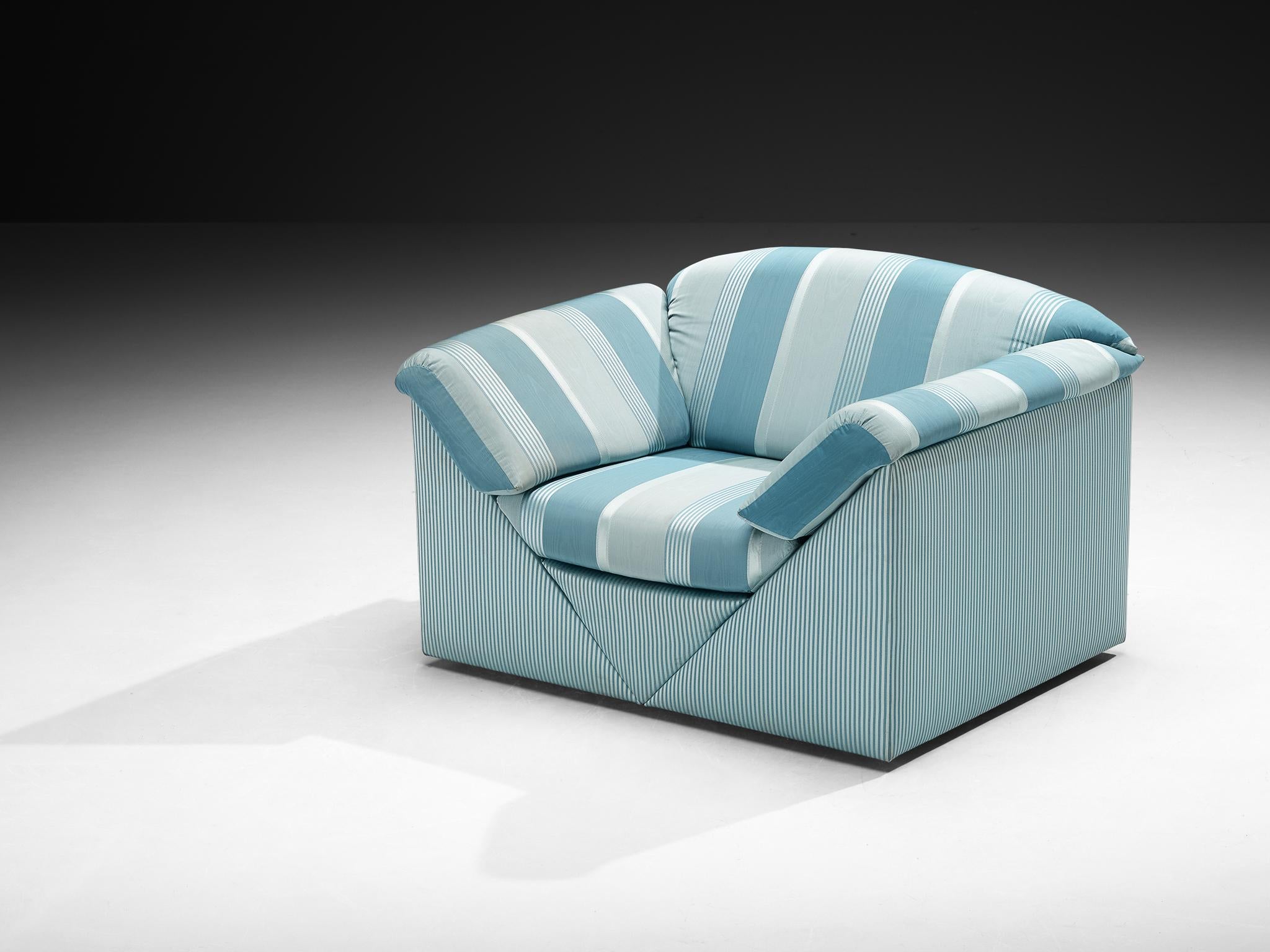 Chaise longue, tissu, Europe, années 1970/80 

Une chaise de salon robuste et substantielle, dégageant un charme ludique grâce à sa forme géométrique distincte. La chaise comporte trois coussins de dossier qui s'intègrent parfaitement dans un siège