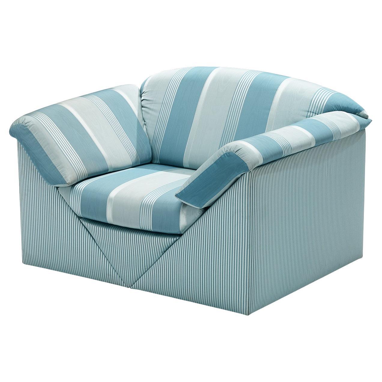 Substantielle chaise longue à rayures délicates vertes et bleues