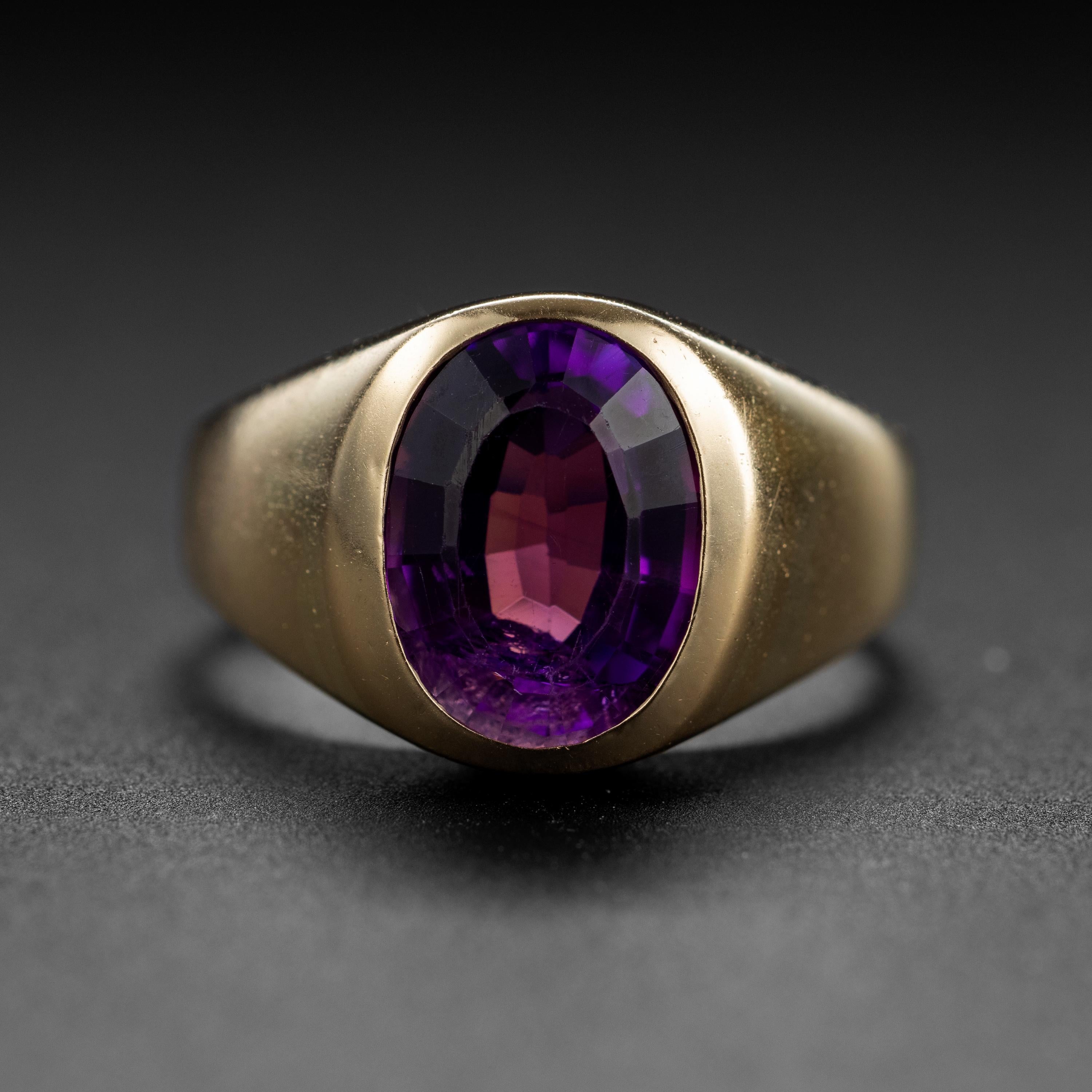 This is a perfectly proportioned, satisfyingly dense, and exceedingly well-made yellow gold and amethyst ring dating from the middle of the last century -circa 1960s. The sleek, aerodynamic lines are complimented perfectly by the soft satin-finish