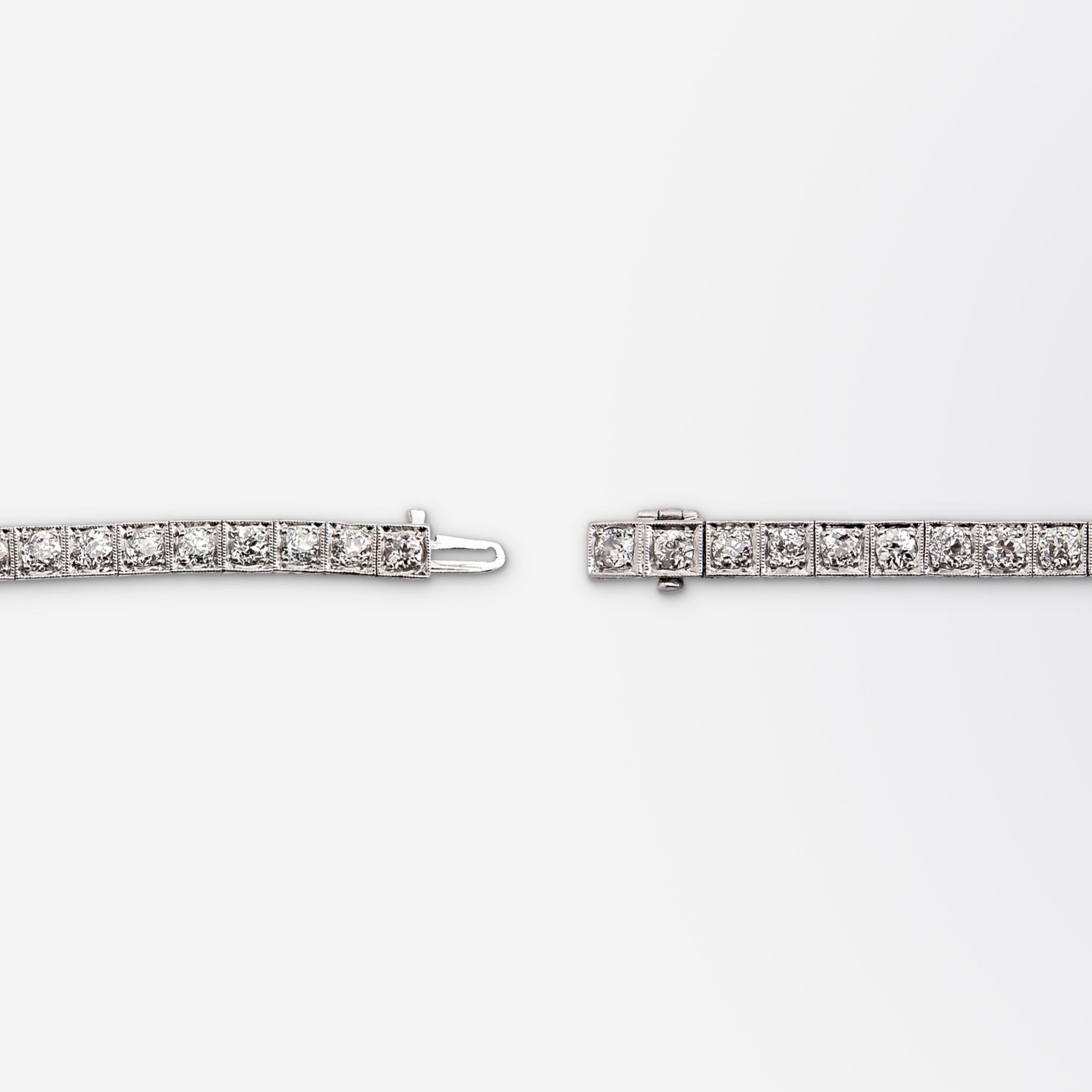 Ce bracelet de tennis en diamants gradués est entièrement serti de diamants de taille européenne ancienne et date de la période Art déco. Fabriqué à la main en or blanc 18 carats, le bracelet est serti de 41 diamants de taille européenne ancienne,