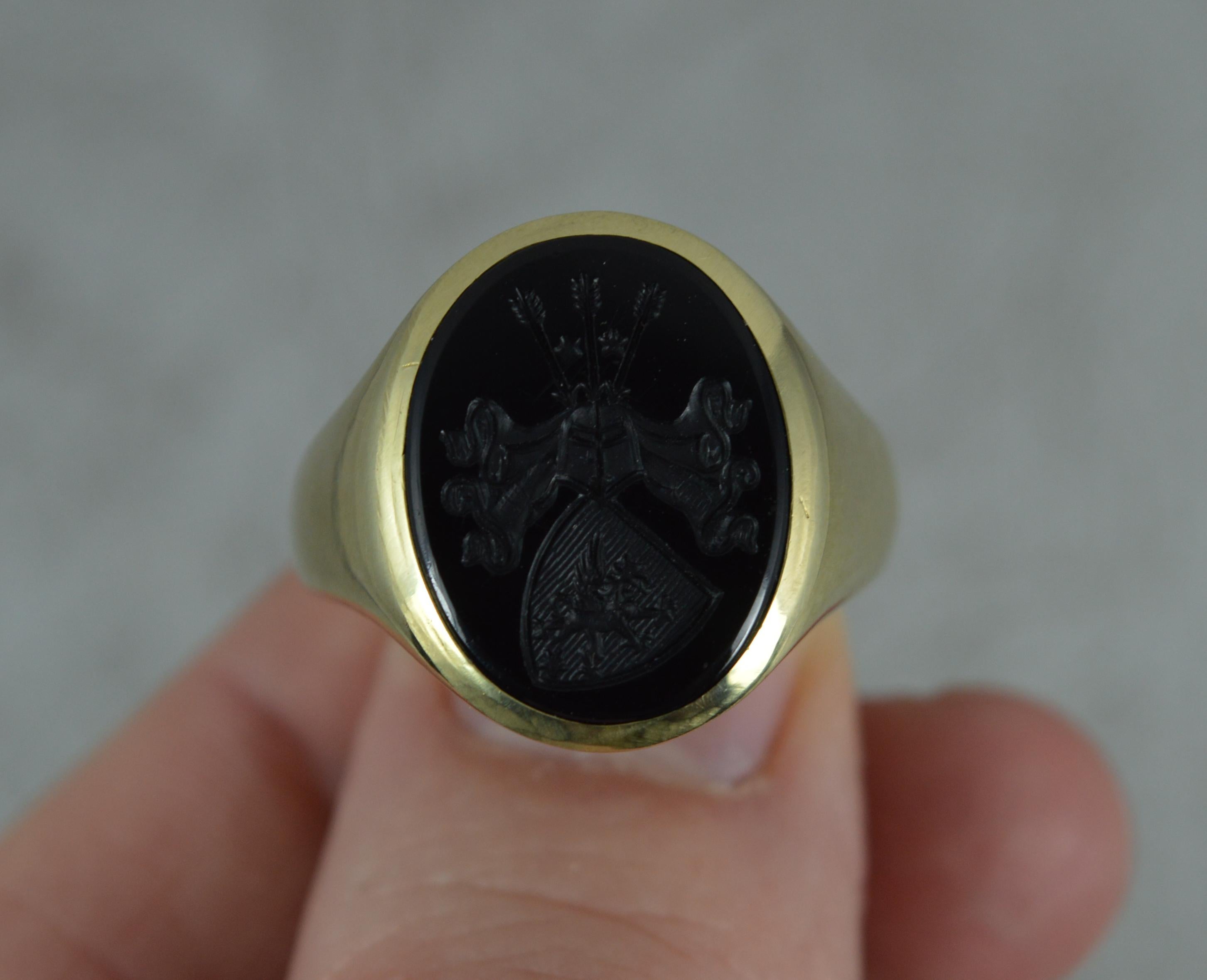 Substantial Onyx Intaglio and Yellow Gold Unisex Signet Seal Ring For Sale 2