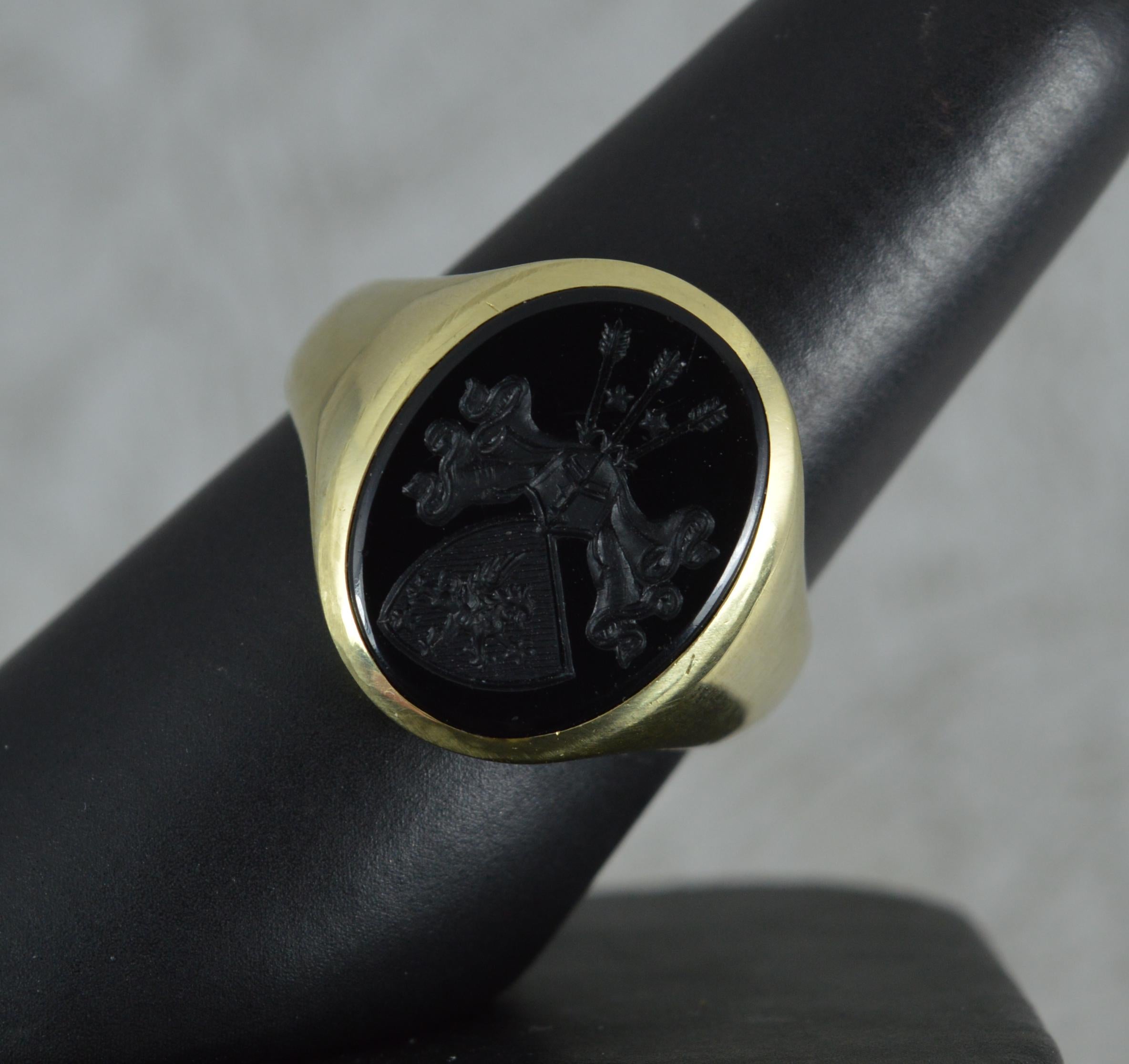 Substantial Onyx Intaglio and Yellow Gold Unisex Signet Seal Ring For Sale 3