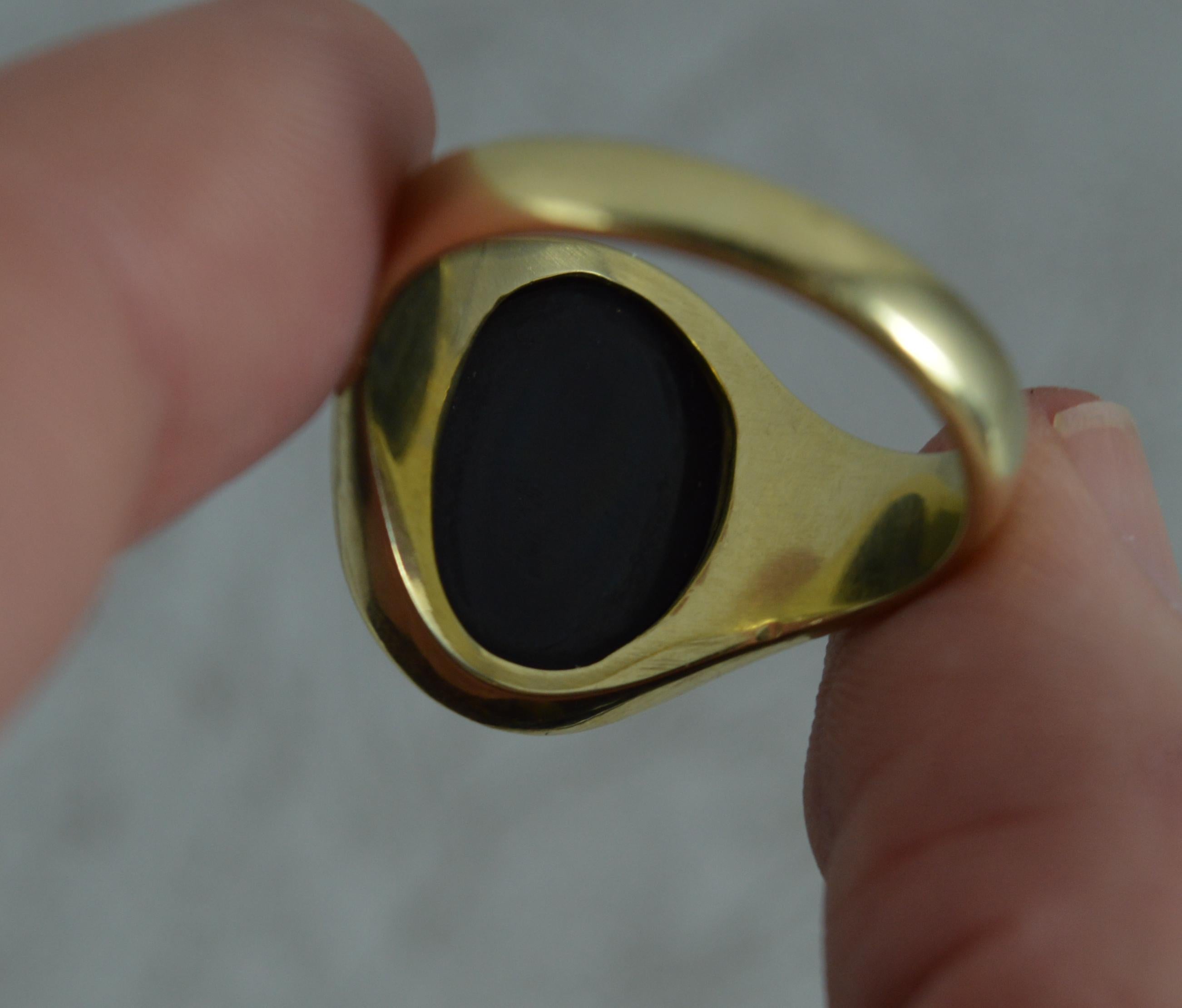 Late Victorian Substantial Onyx Intaglio and Yellow Gold Unisex Signet Seal Ring For Sale