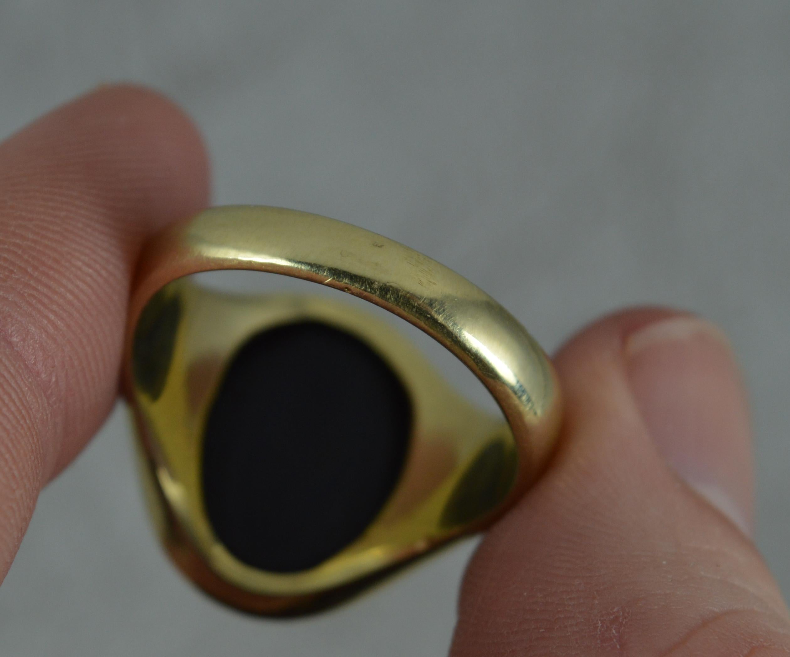 Substantial Onyx Intaglio and Yellow Gold Unisex Signet Seal Ring In Excellent Condition For Sale In St Helens, GB