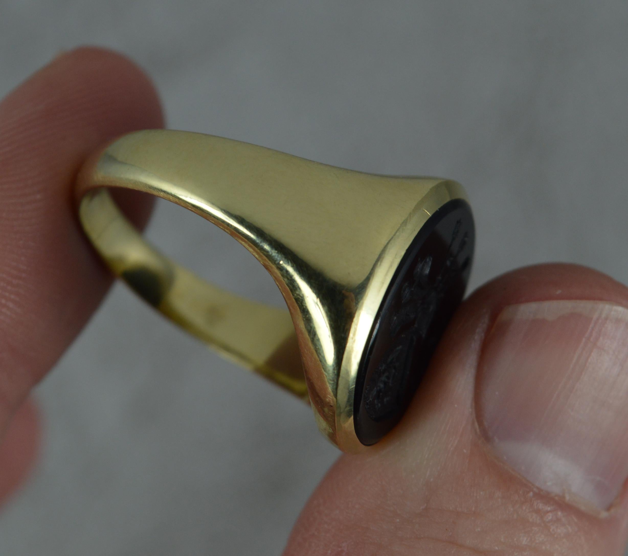 Substantial Onyx Intaglio and Yellow Gold Unisex Signet Seal Ring For Sale 1