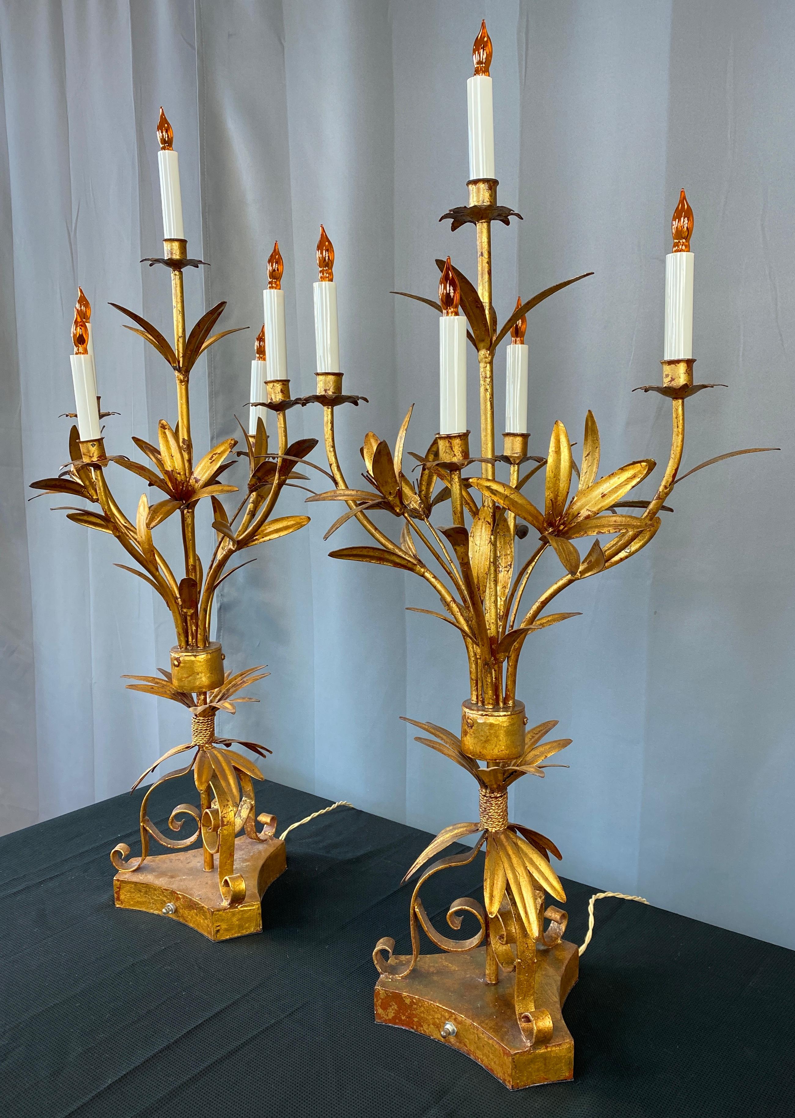Hollywood Regency Magnifique paire de lampes italiennes des années 1950 en tôle dorée en vente