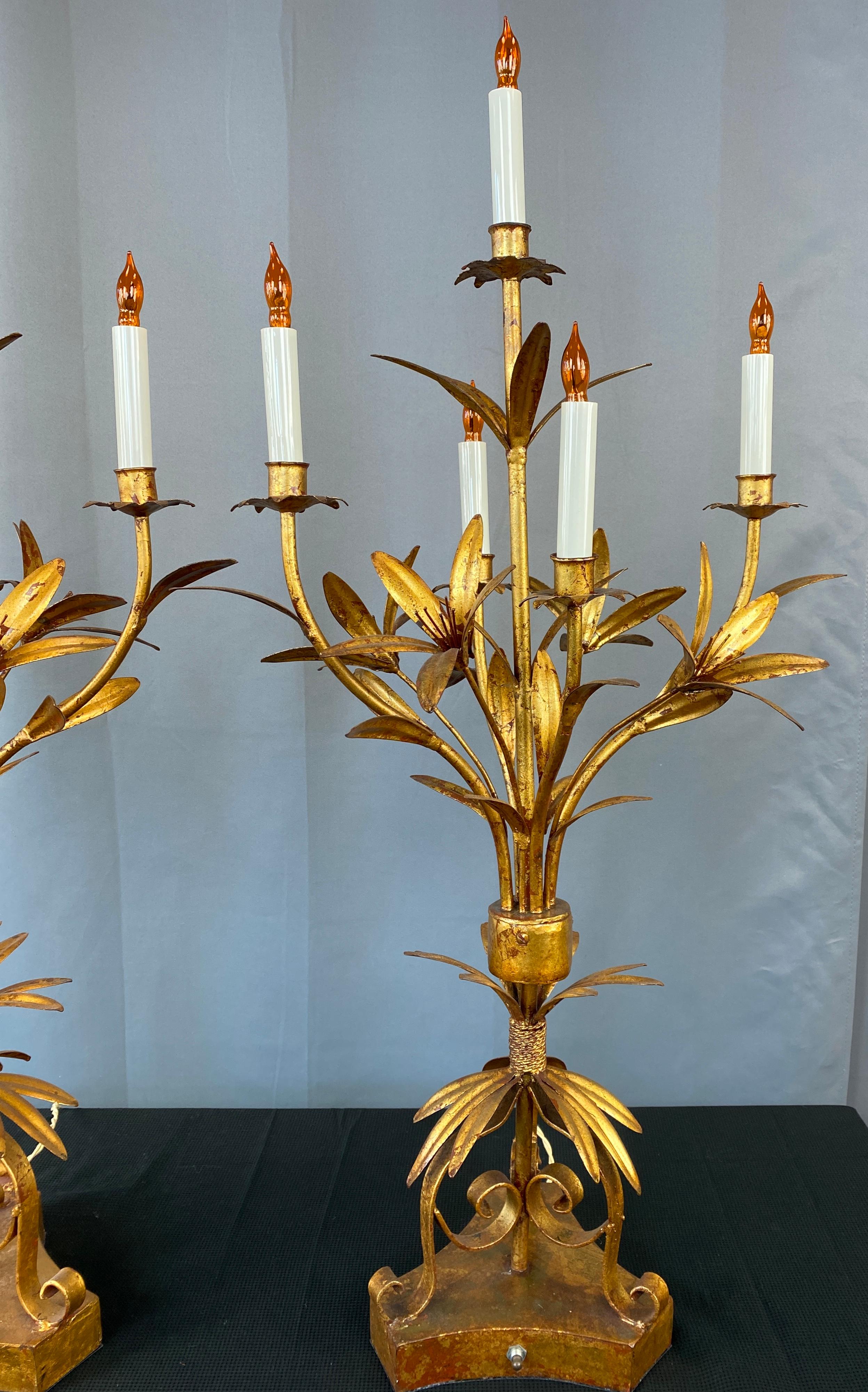 Milieu du XXe siècle Magnifique paire de lampes italiennes des années 1950 en tôle dorée en vente