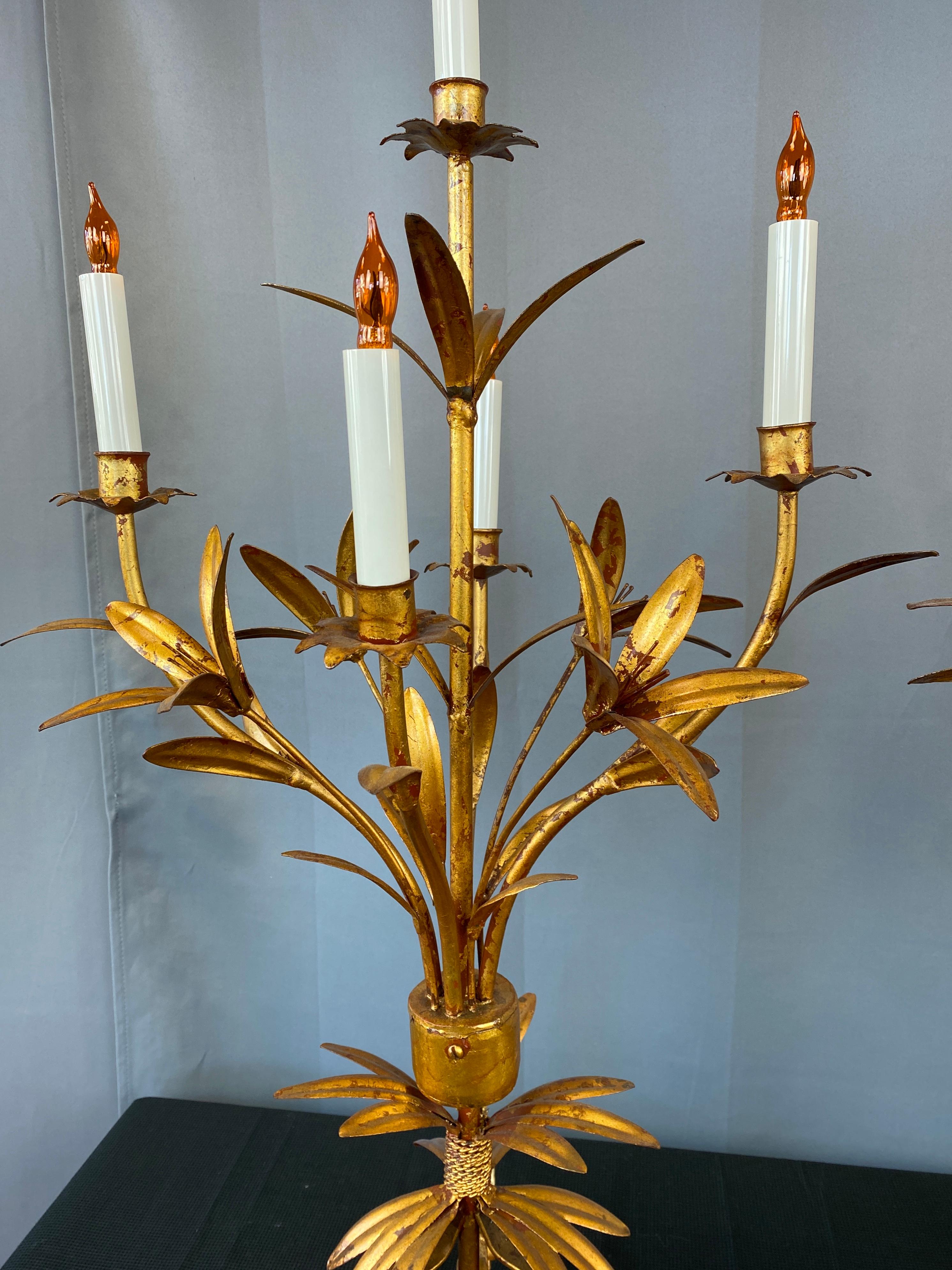 Magnifique paire de lampes italiennes des années 1950 en tôle dorée en vente 1