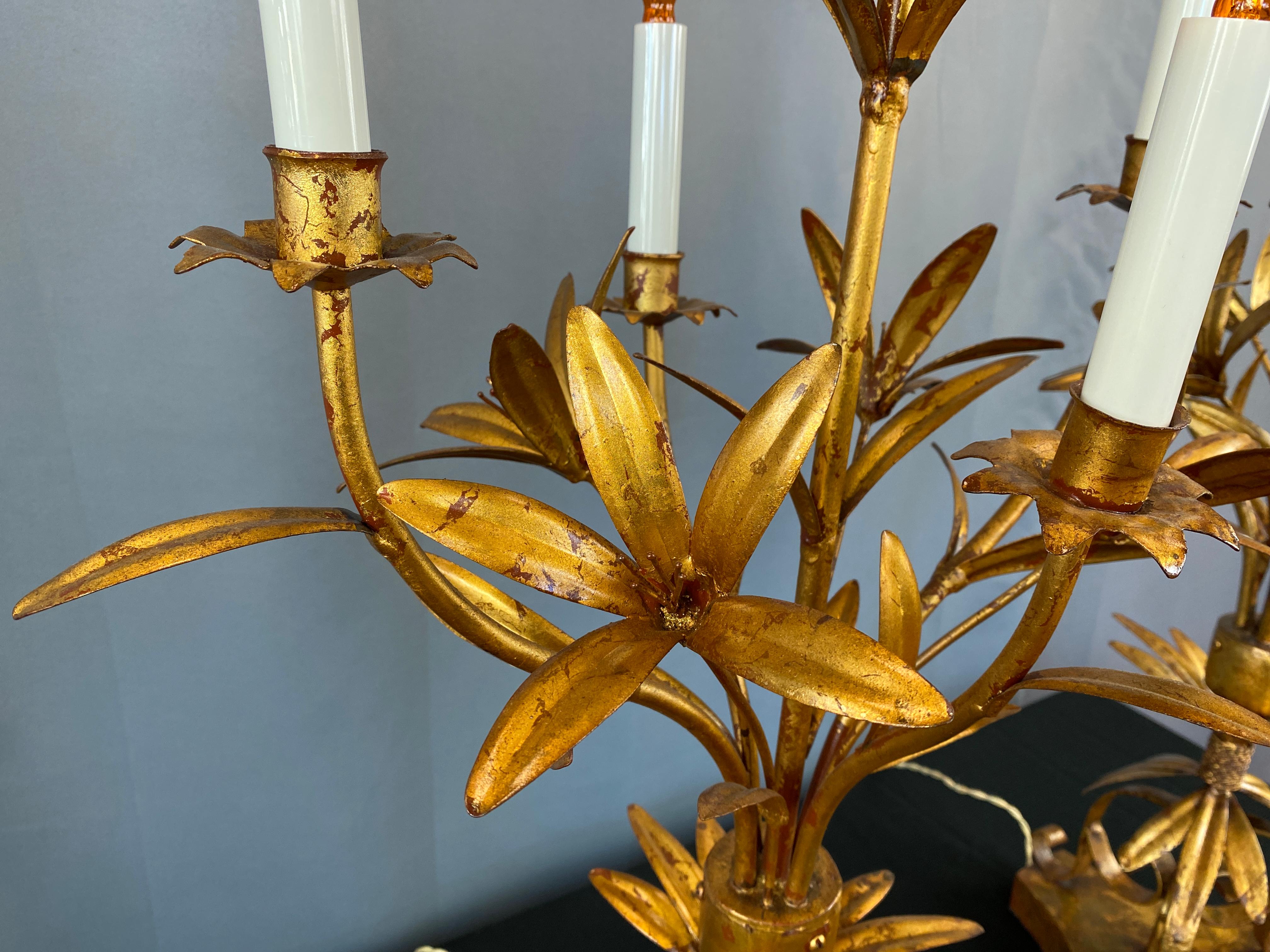 Magnifique paire de lampes italiennes des années 1950 en tôle dorée en vente 3