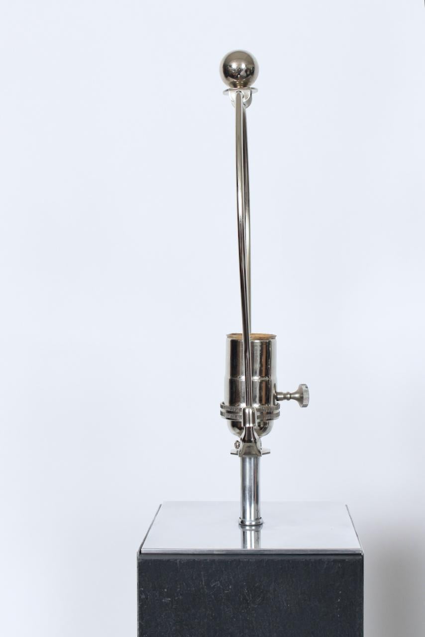 Substantielle paire de lampes Laurel Co. Lampe de table en ardoise anthracite et aluminium miroité en vente 6