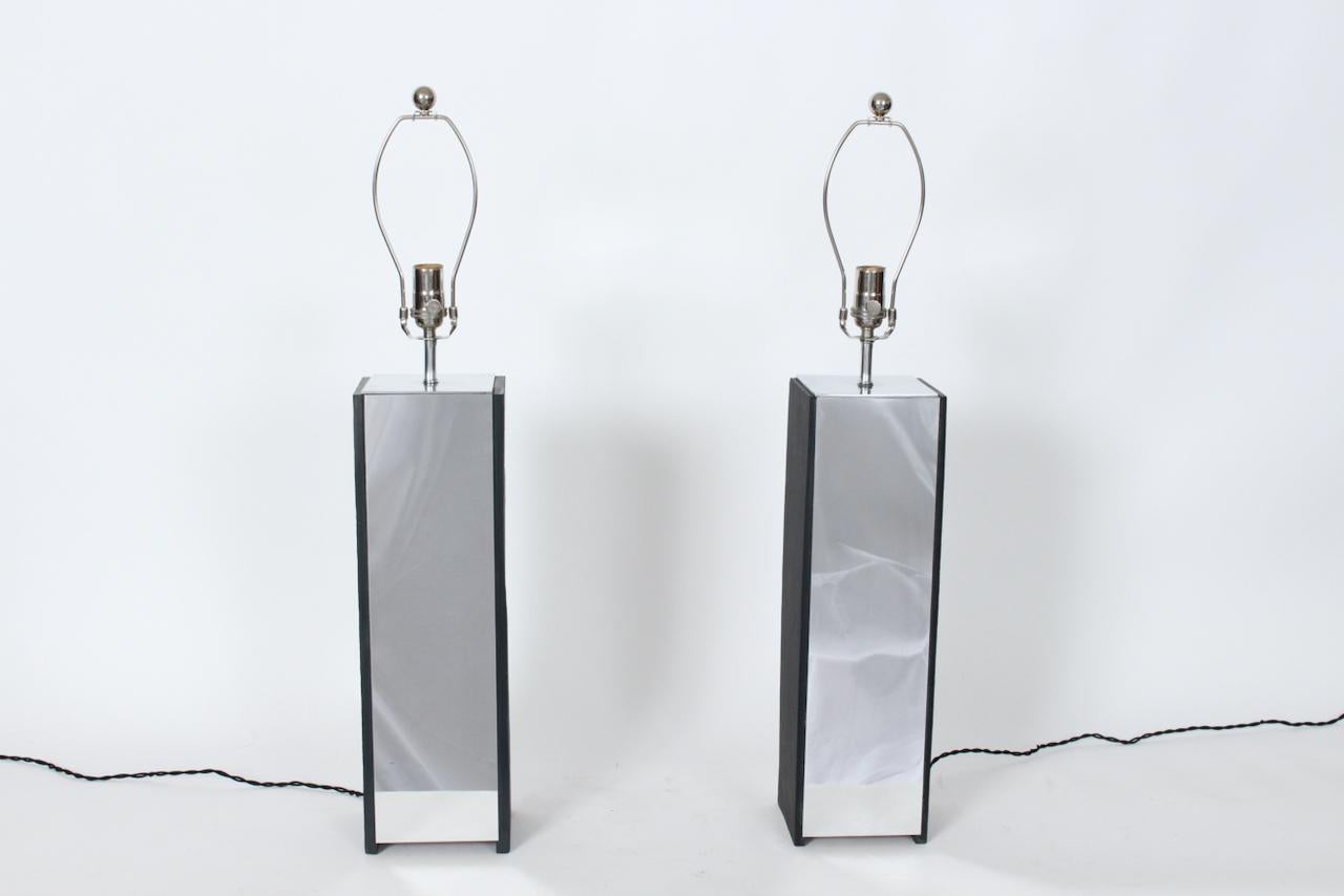 Mid-Century Modern Substantielle paire de lampes Laurel Co. Lampe de table en ardoise anthracite et aluminium miroité en vente