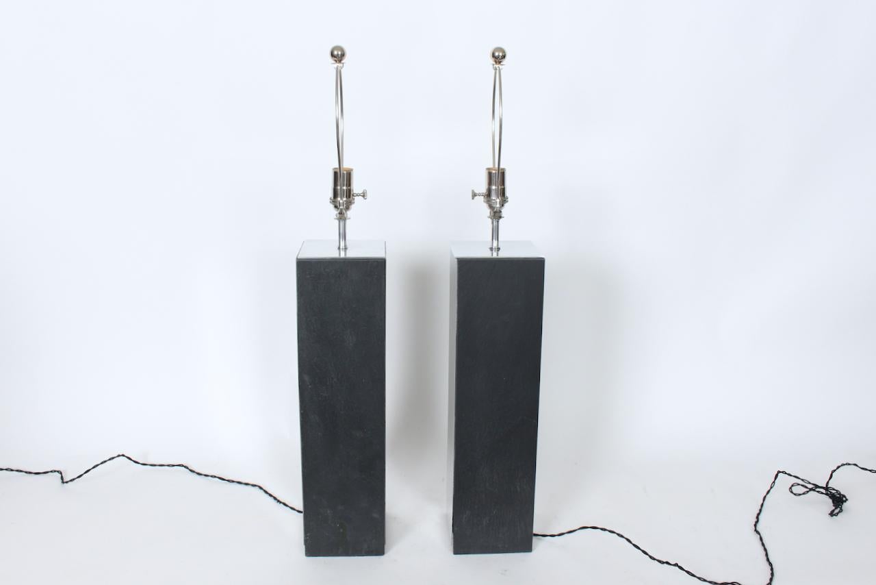 Plaqué Substantielle paire de lampes Laurel Co. Lampe de table en ardoise anthracite et aluminium miroité en vente
