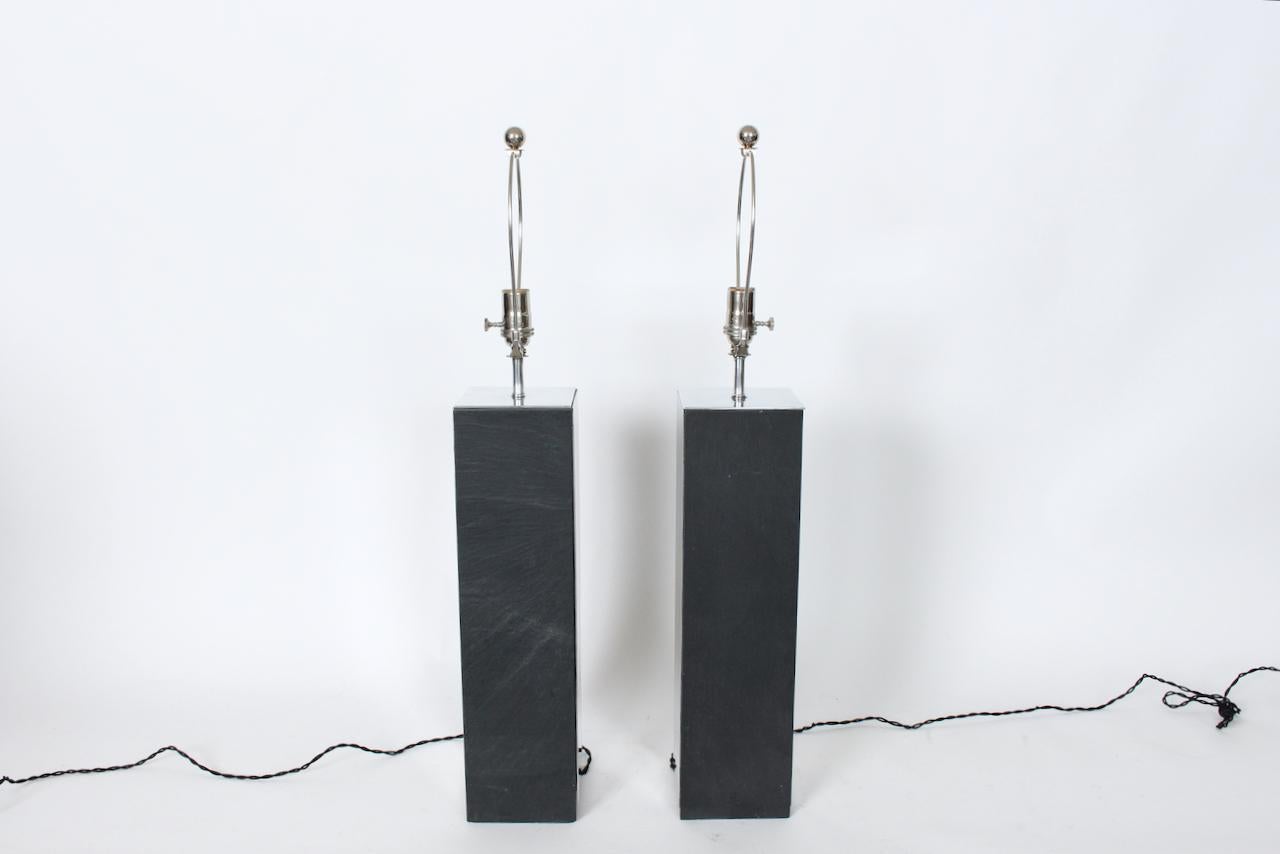 Substantielle paire de lampes Laurel Co. Lampe de table en ardoise anthracite et aluminium miroité Bon état - En vente à Bainbridge, NY