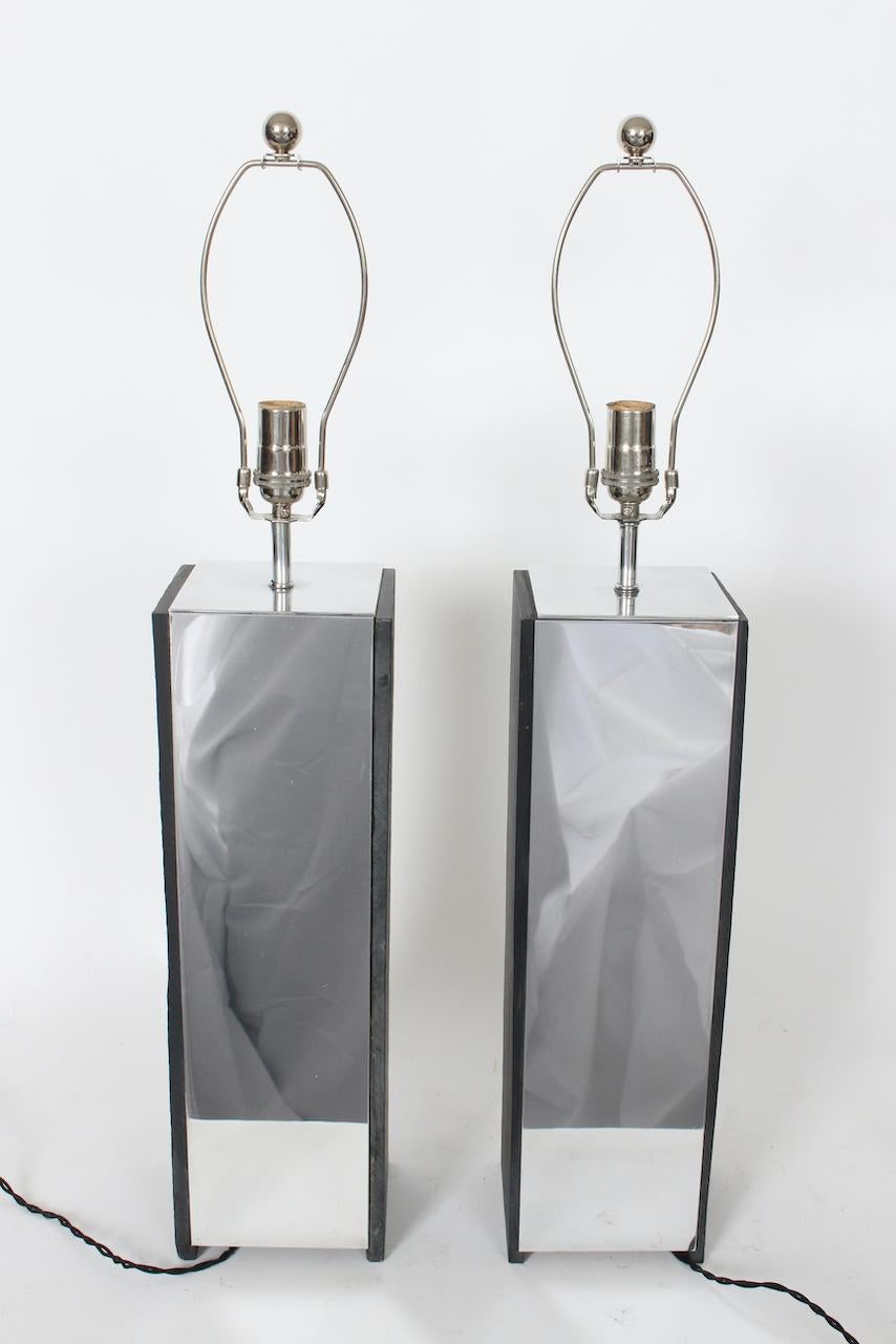Milieu du XXe siècle Substantielle paire de lampes Laurel Co. Lampe de table en ardoise anthracite et aluminium miroité en vente