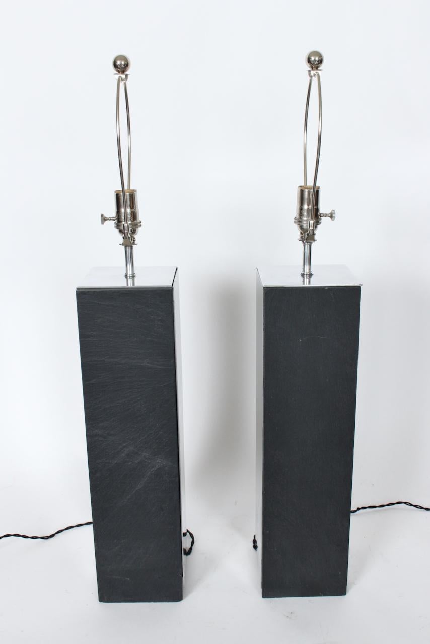 Aluminium Substantielle paire de lampes Laurel Co. Lampe de table en ardoise anthracite et aluminium miroité en vente