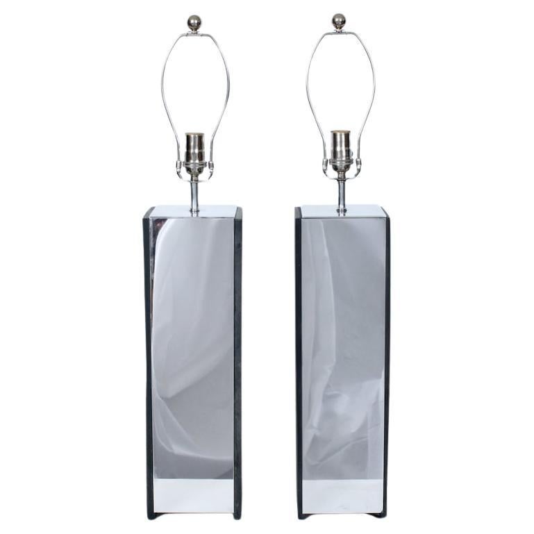 Grande paire de lampes de table en ardoise gris foncé et aluminium poli, années 1960. Attribué à Laurel Lamp Company.  Il se compose de deux panneaux verticaux robustes et équilibrés, de deux panneaux verticaux à texture lisse en ardoise foncée et