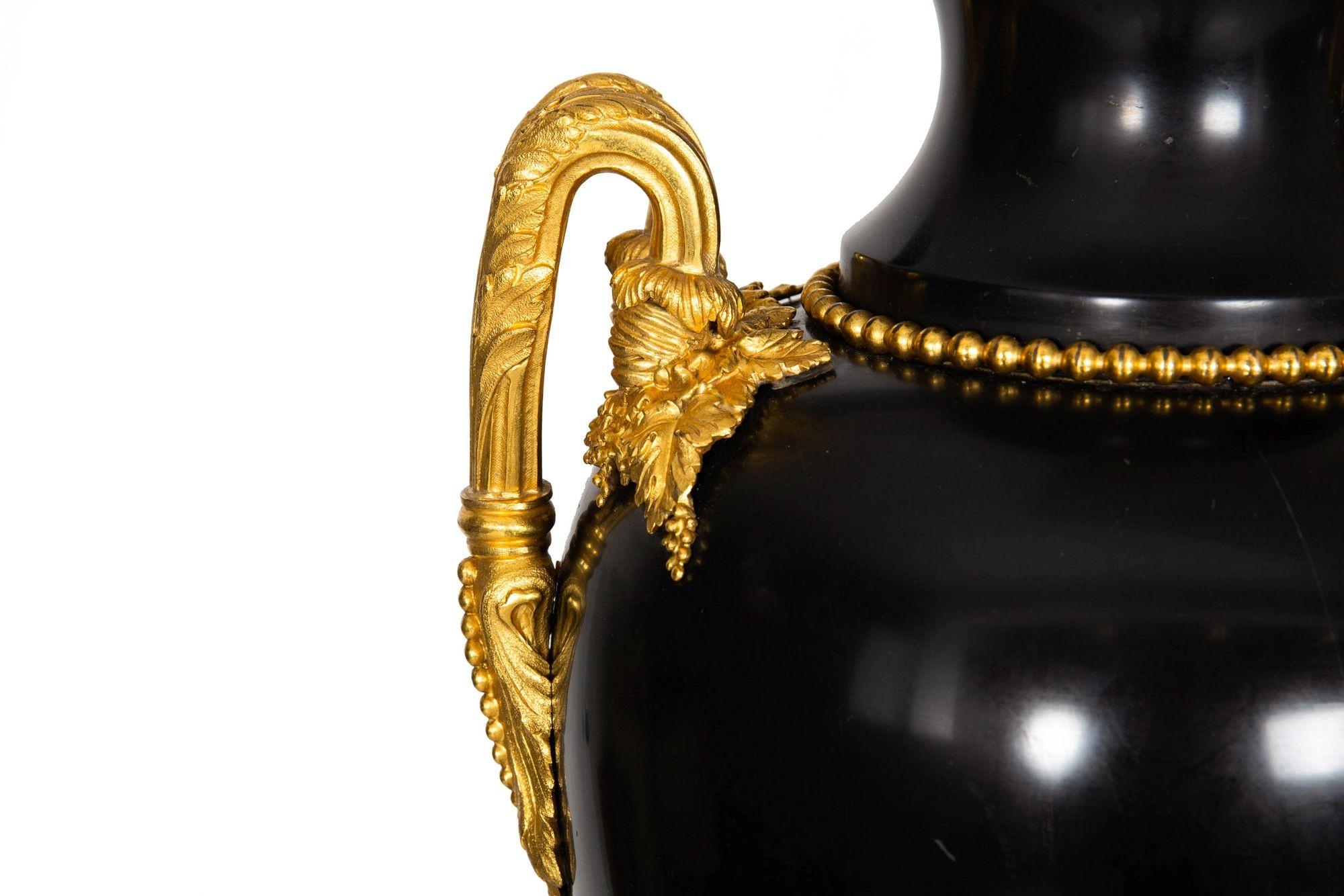 Substantielle paire de lampes urne françaises Louis XVI anciennes en ardoise noire, 43 H en vente 5