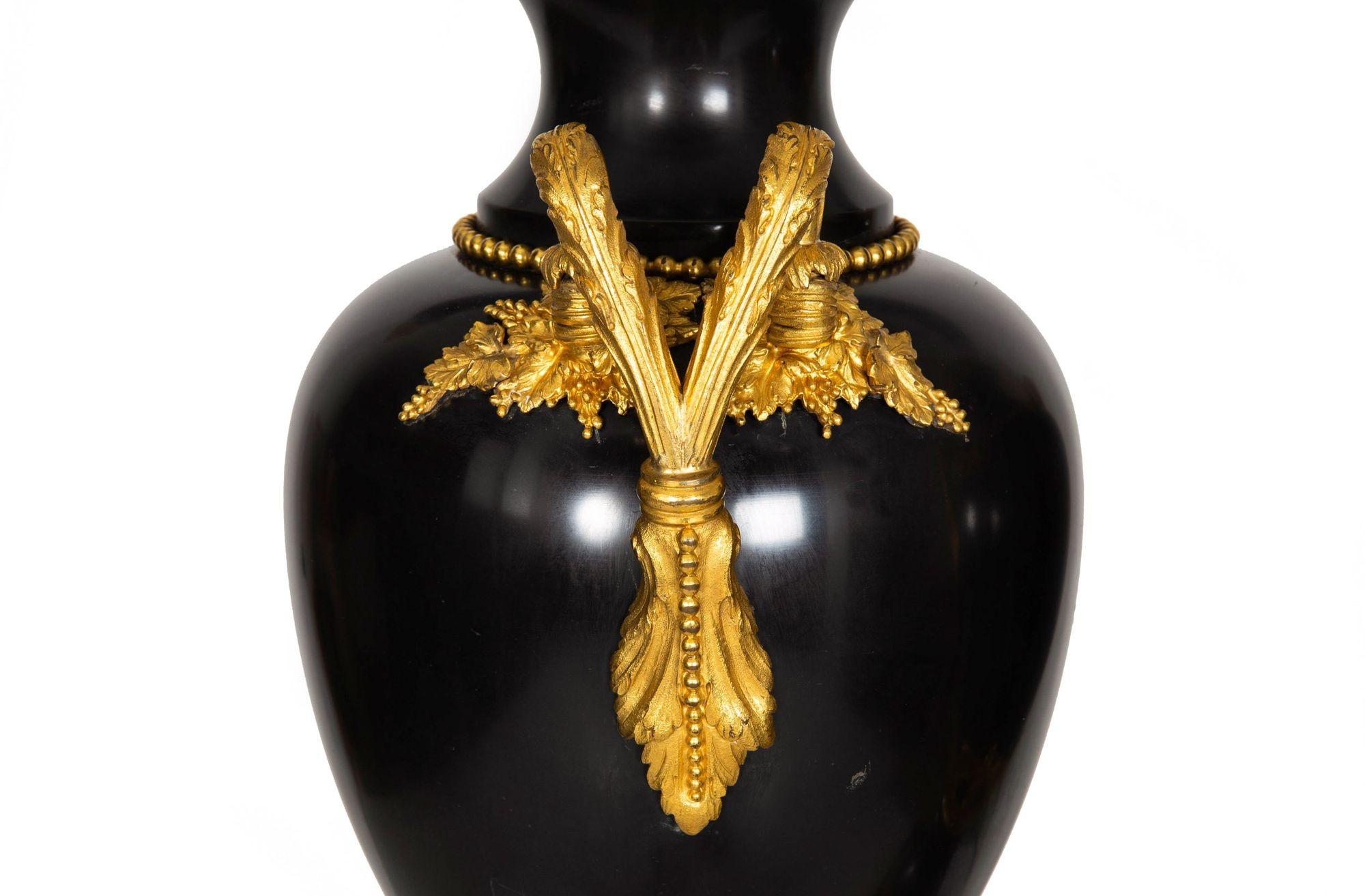 Substantielle paire de lampes urne françaises Louis XVI anciennes en ardoise noire, 43 H en vente 6