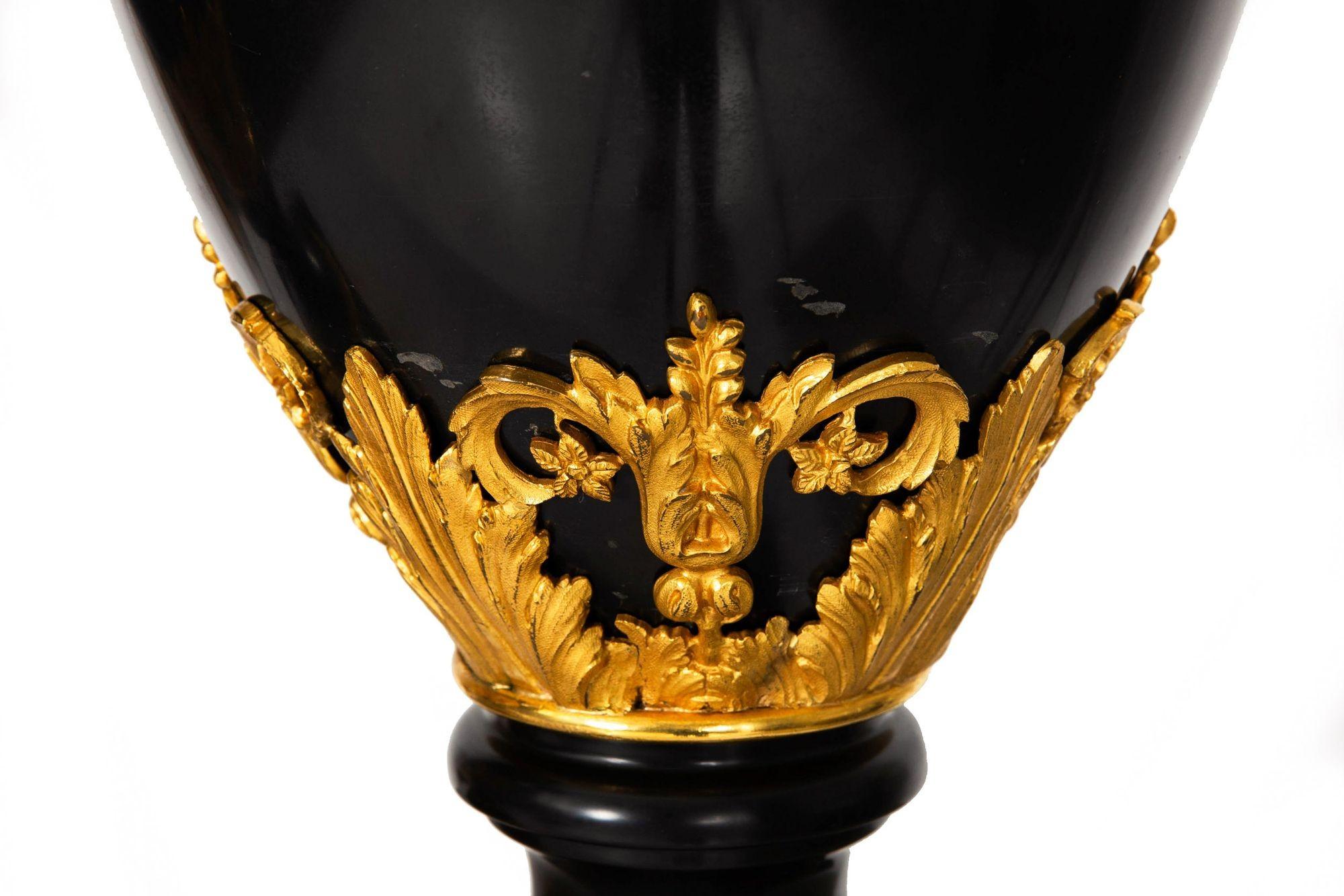 Substantielle paire de lampes urne françaises Louis XVI anciennes en ardoise noire, 43 H en vente 7