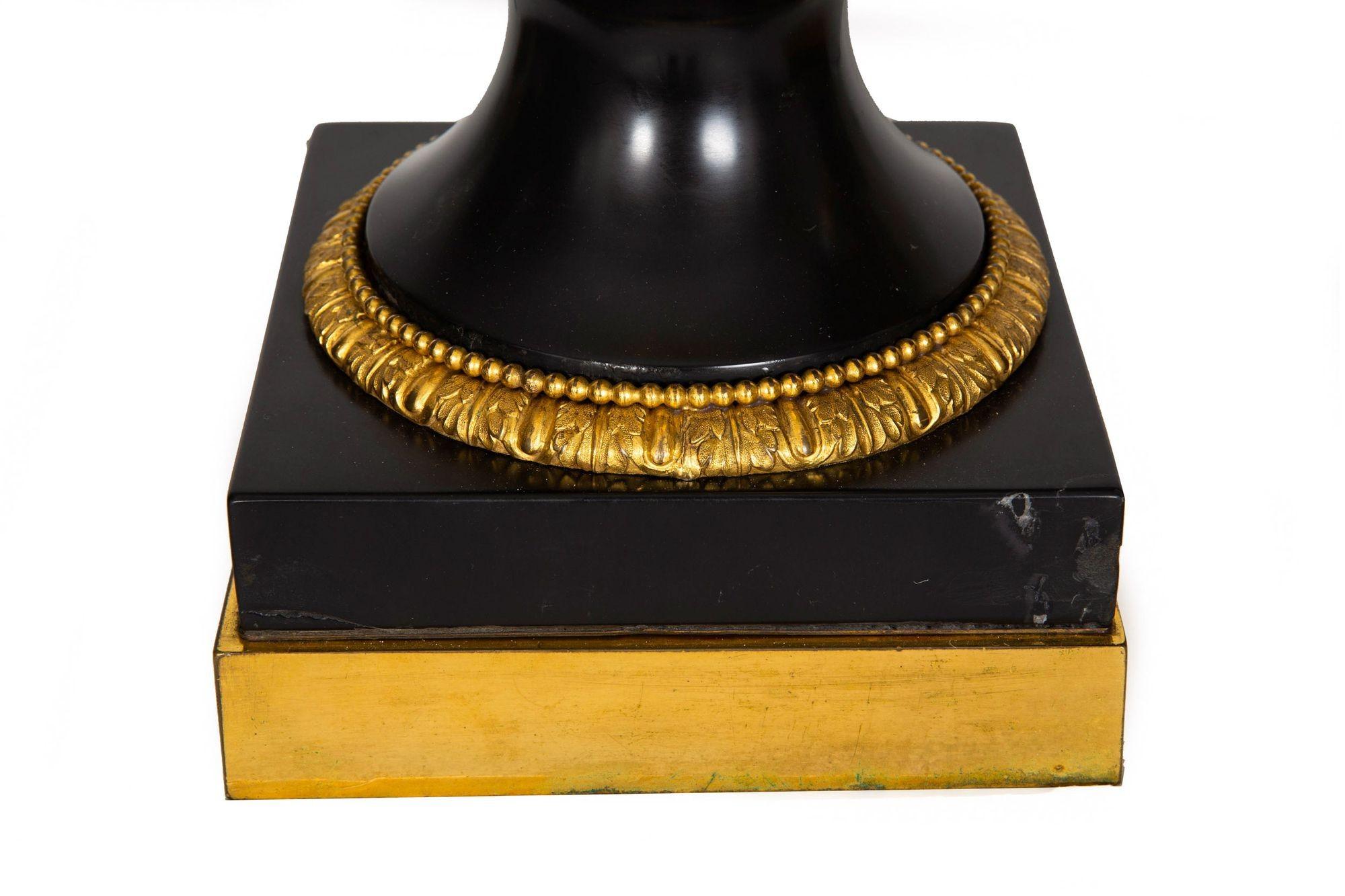 Substantielle paire de lampes urne françaises Louis XVI anciennes en ardoise noire, 43 H en vente 8