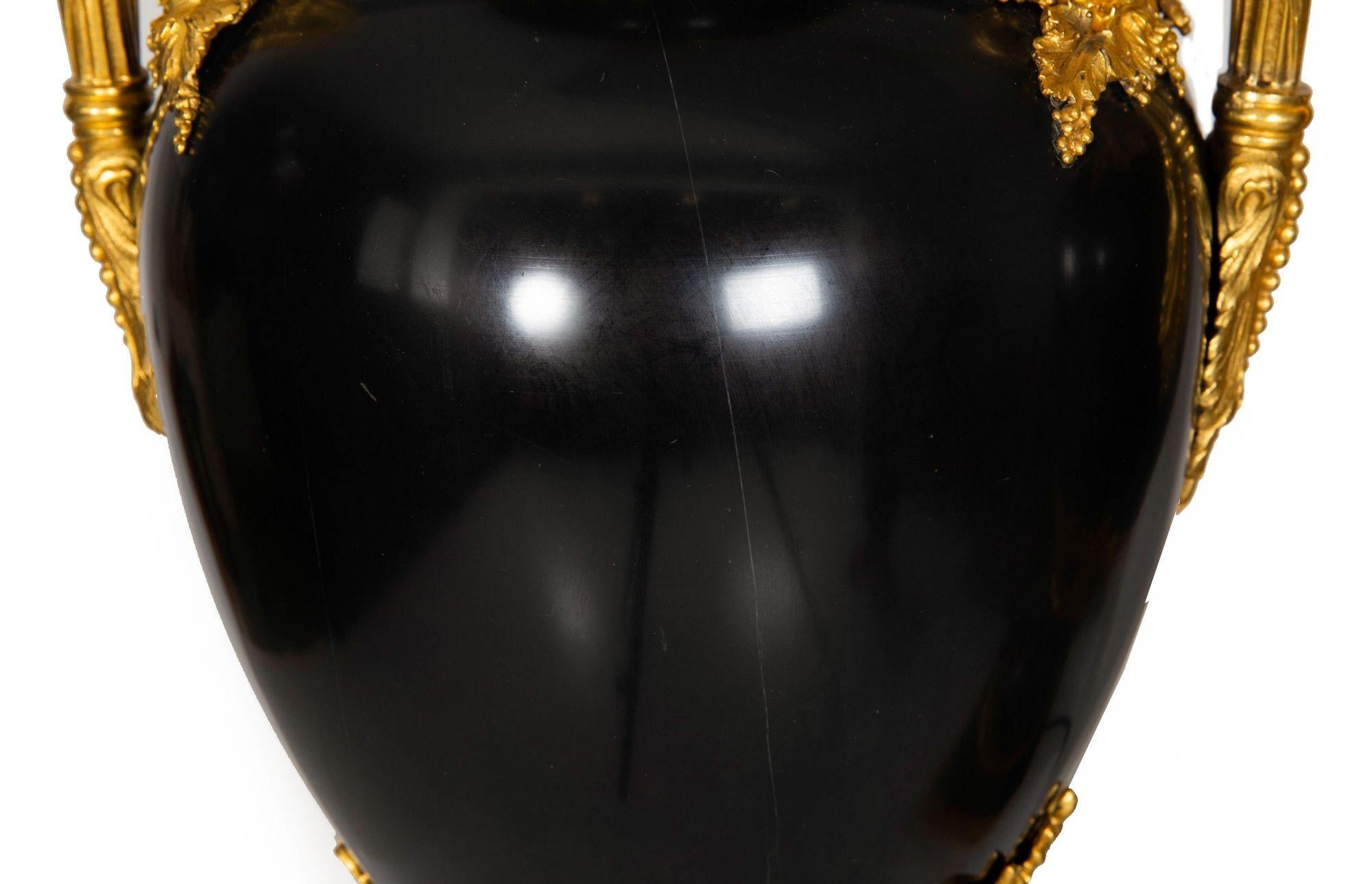 Substantielle paire de lampes urne françaises Louis XVI anciennes en ardoise noire, 43 H en vente 9