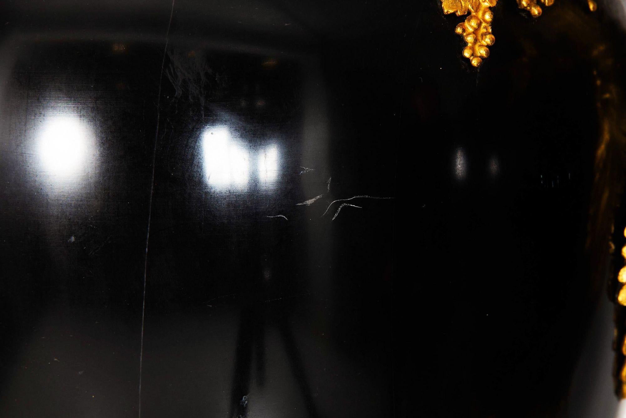Substantielle paire de lampes urne françaises Louis XVI anciennes en ardoise noire, 43 H en vente 10