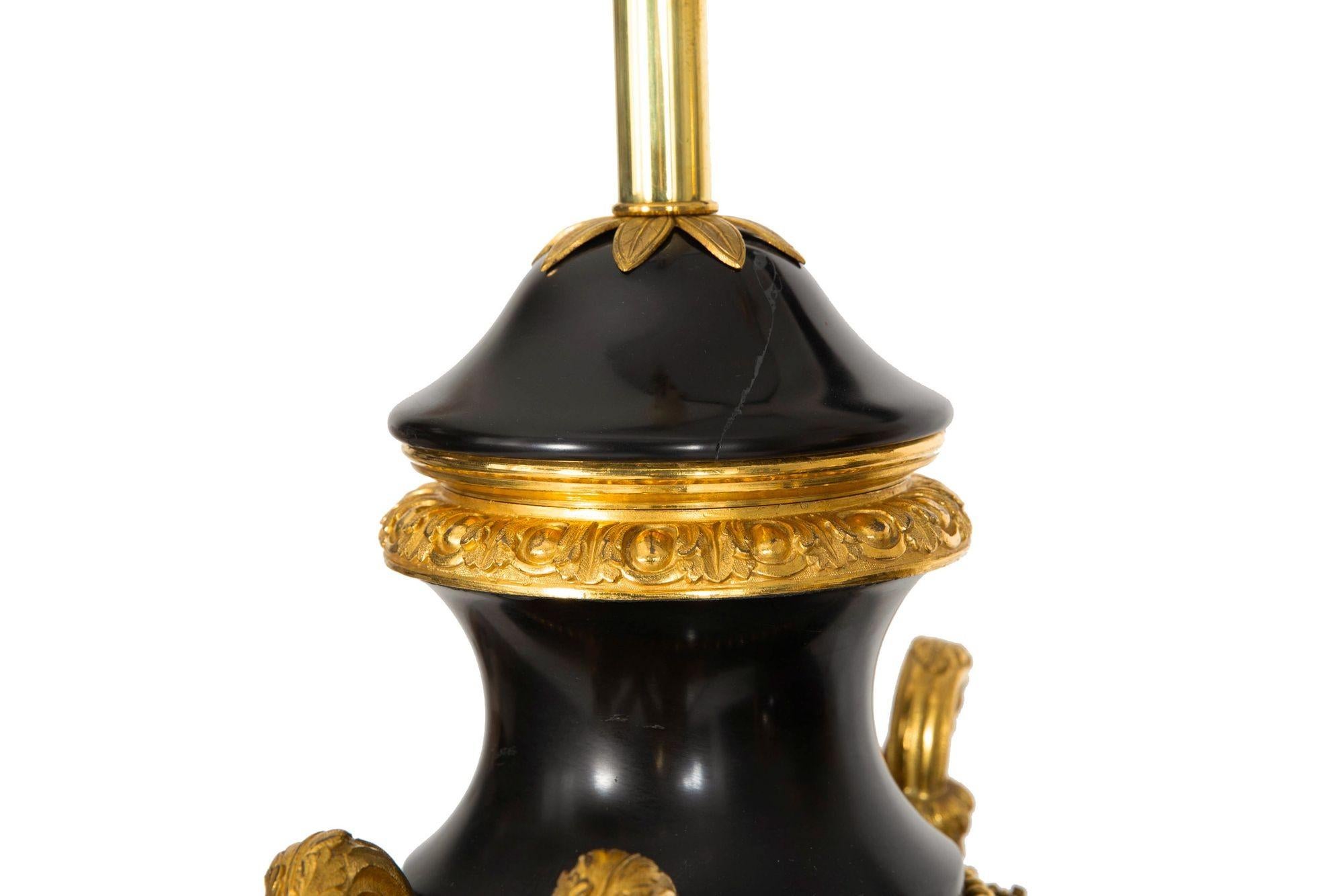 Substantielle paire de lampes urne françaises Louis XVI anciennes en ardoise noire, 43 H en vente 11