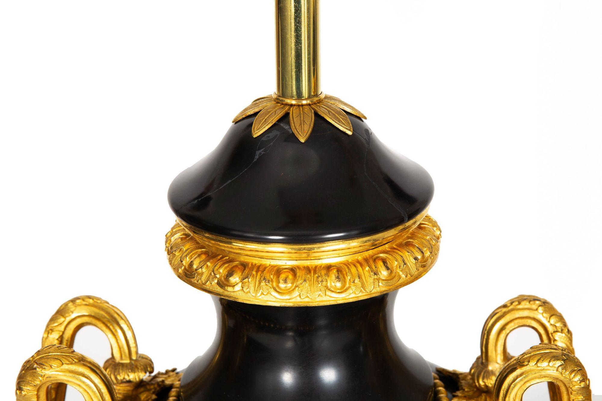 Substantielle paire de lampes urne françaises Louis XVI anciennes en ardoise noire, 43 H en vente 12