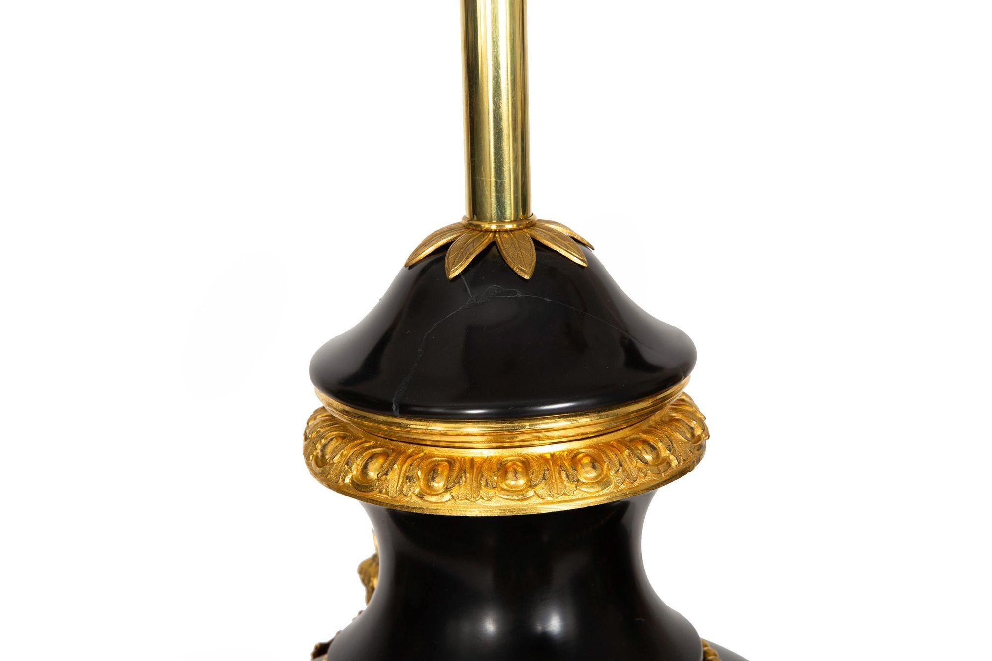 Substantielle paire de lampes urne françaises Louis XVI anciennes en ardoise noire, 43 H en vente 13