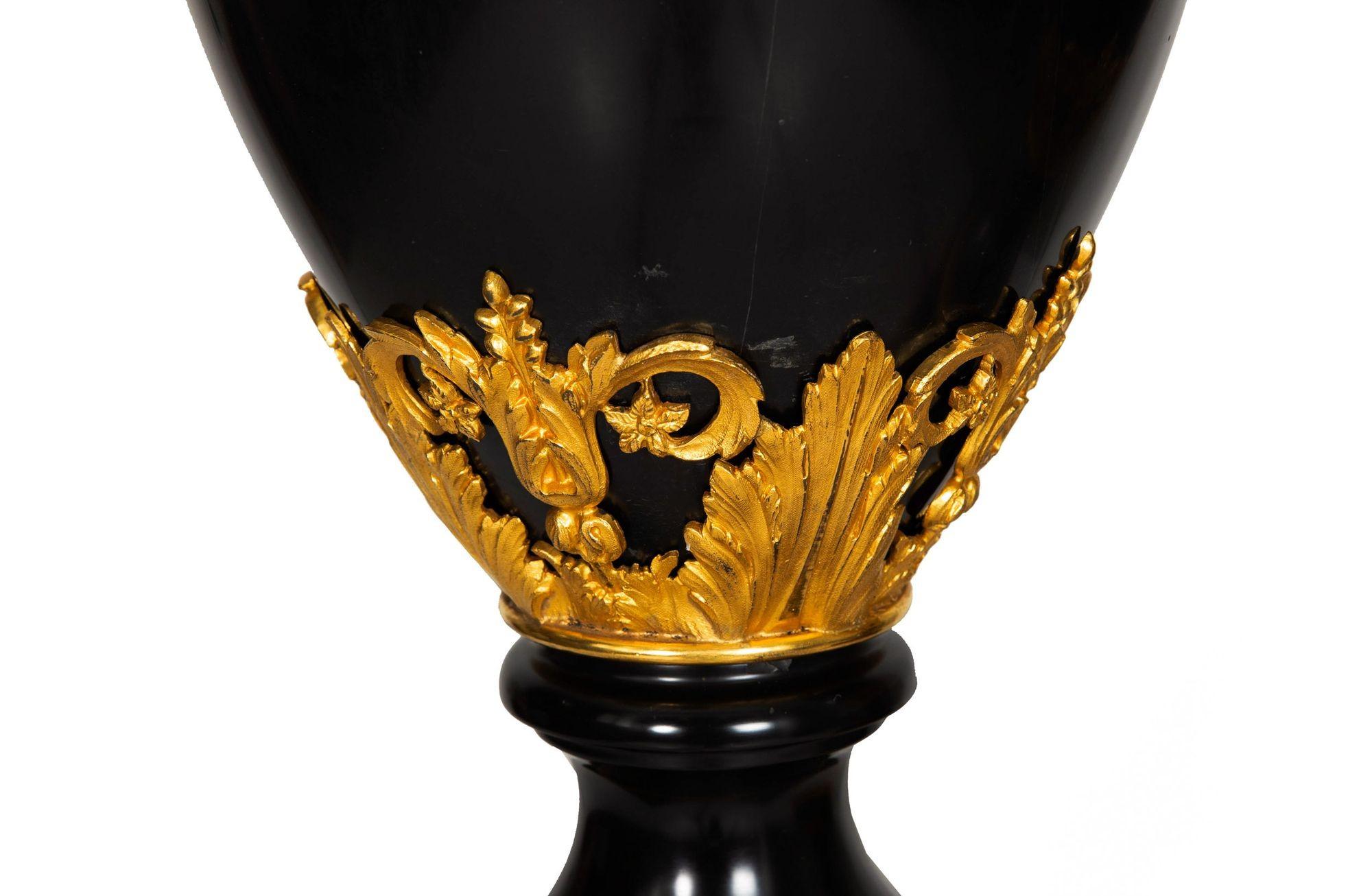 Substantielle paire de lampes urne françaises Louis XVI anciennes en ardoise noire, 43 H en vente 14