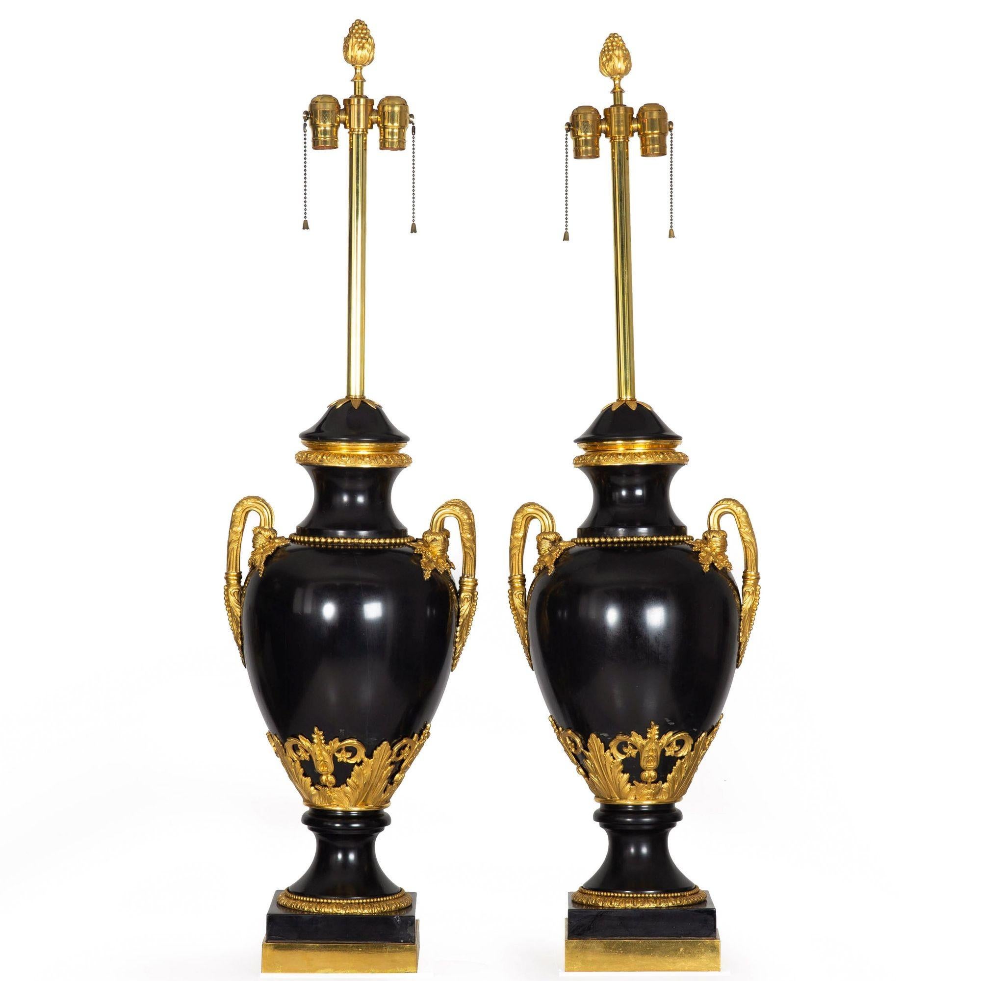 Français Substantielle paire de lampes urne françaises Louis XVI anciennes en ardoise noire, 43 H en vente