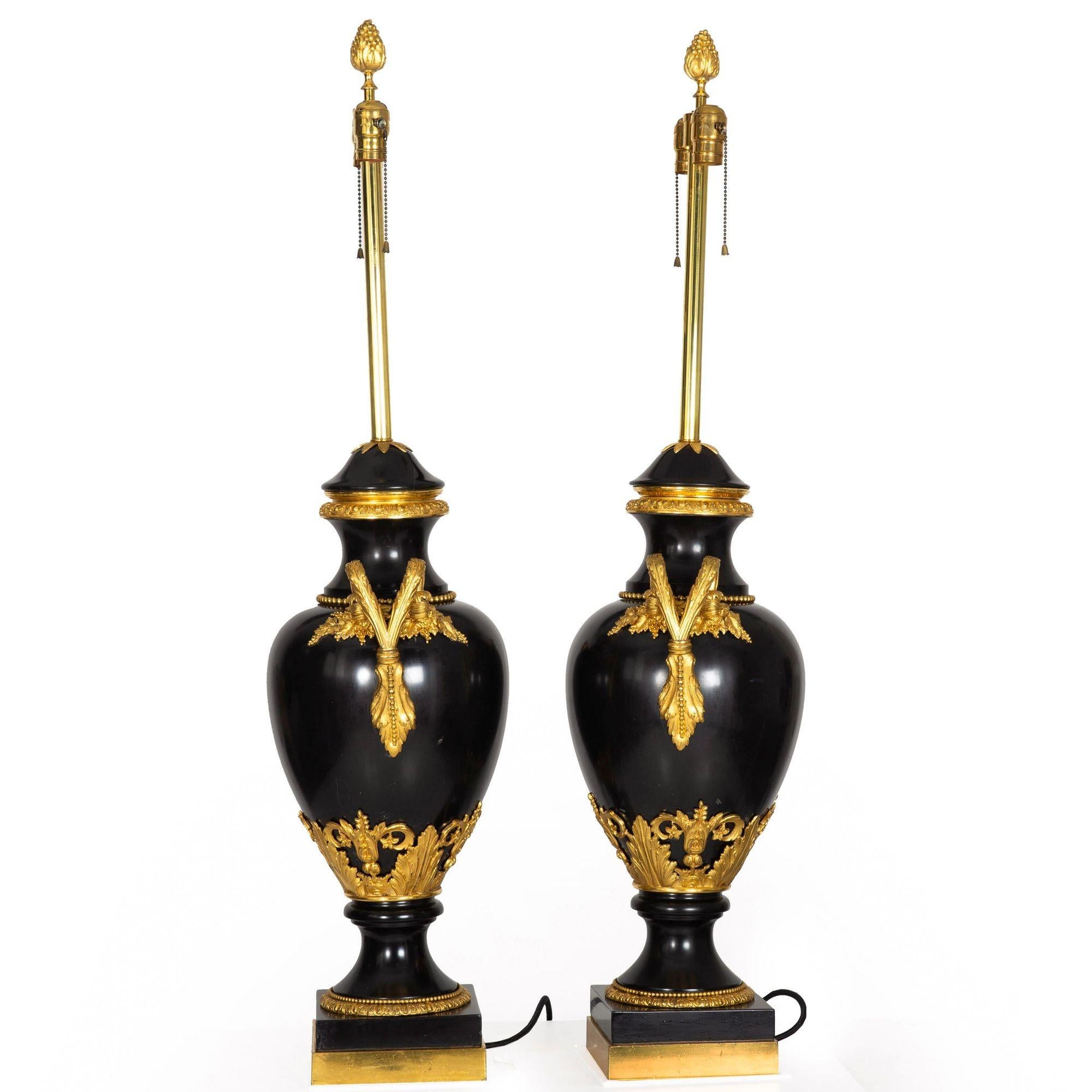 Substantielle paire de lampes urne françaises Louis XVI anciennes en ardoise noire, 43 H Bon état - En vente à Shippensburg, PA