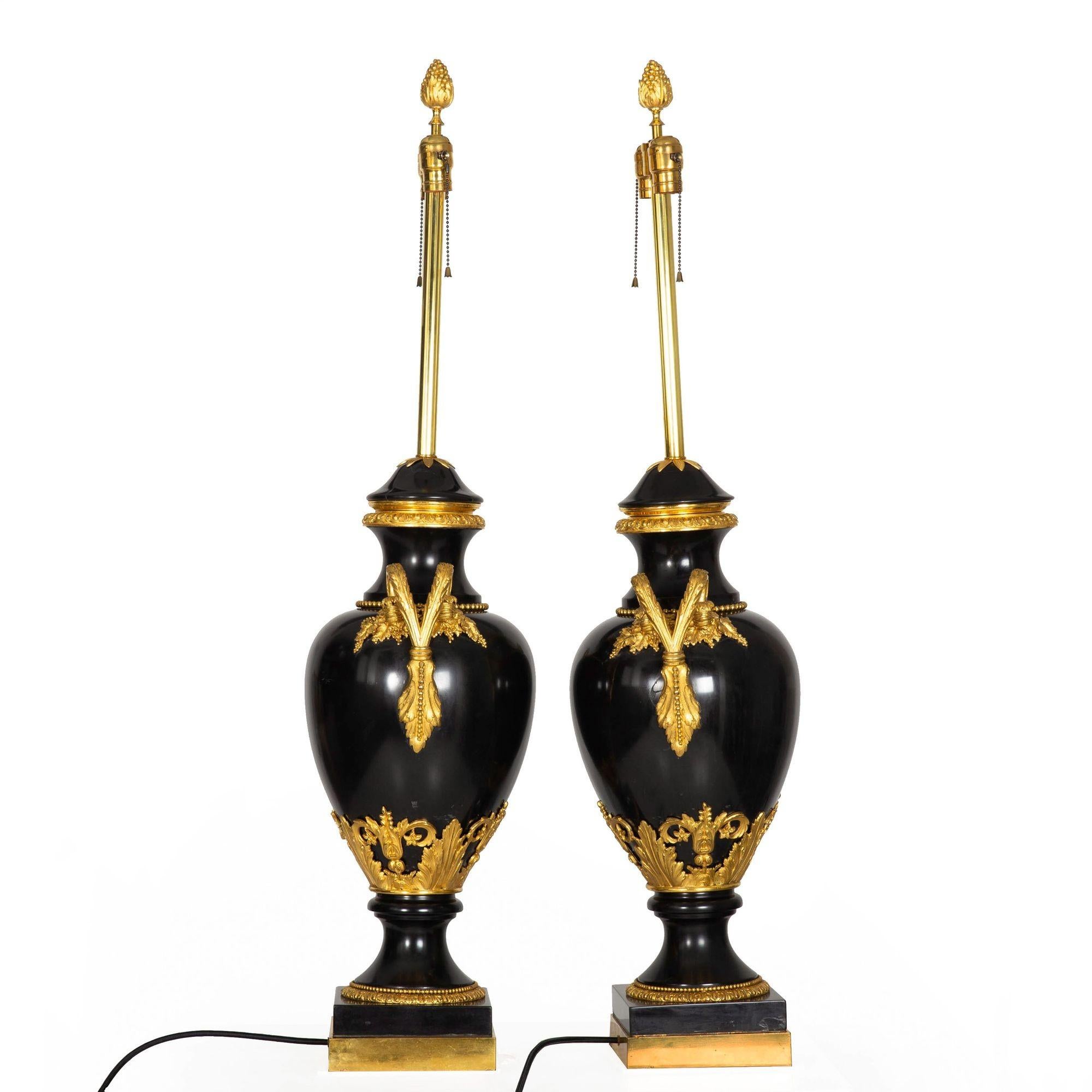XIXe siècle Substantielle paire de lampes urne françaises Louis XVI anciennes en ardoise noire, 43 H en vente