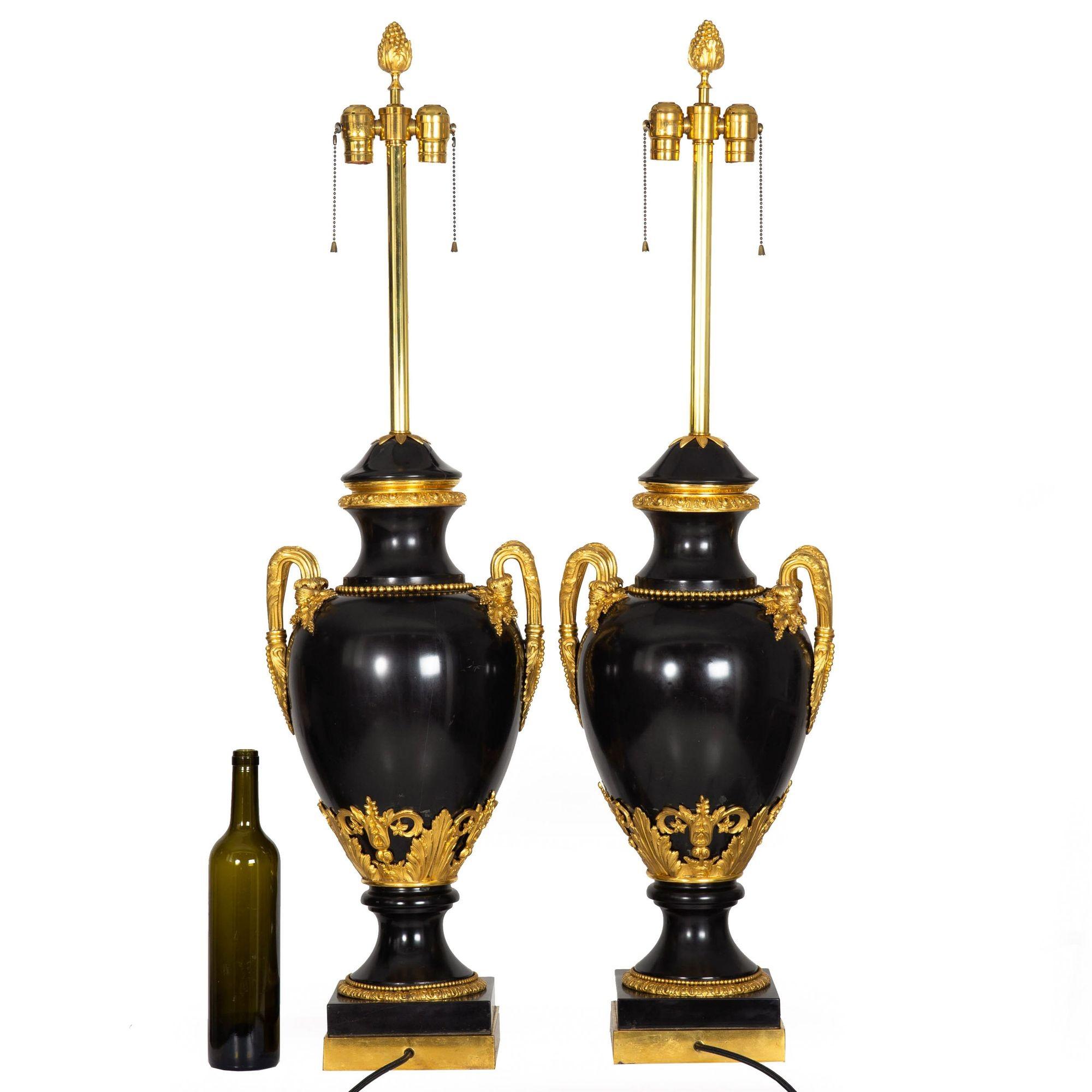 Laiton Substantielle paire de lampes urne françaises Louis XVI anciennes en ardoise noire, 43 H en vente