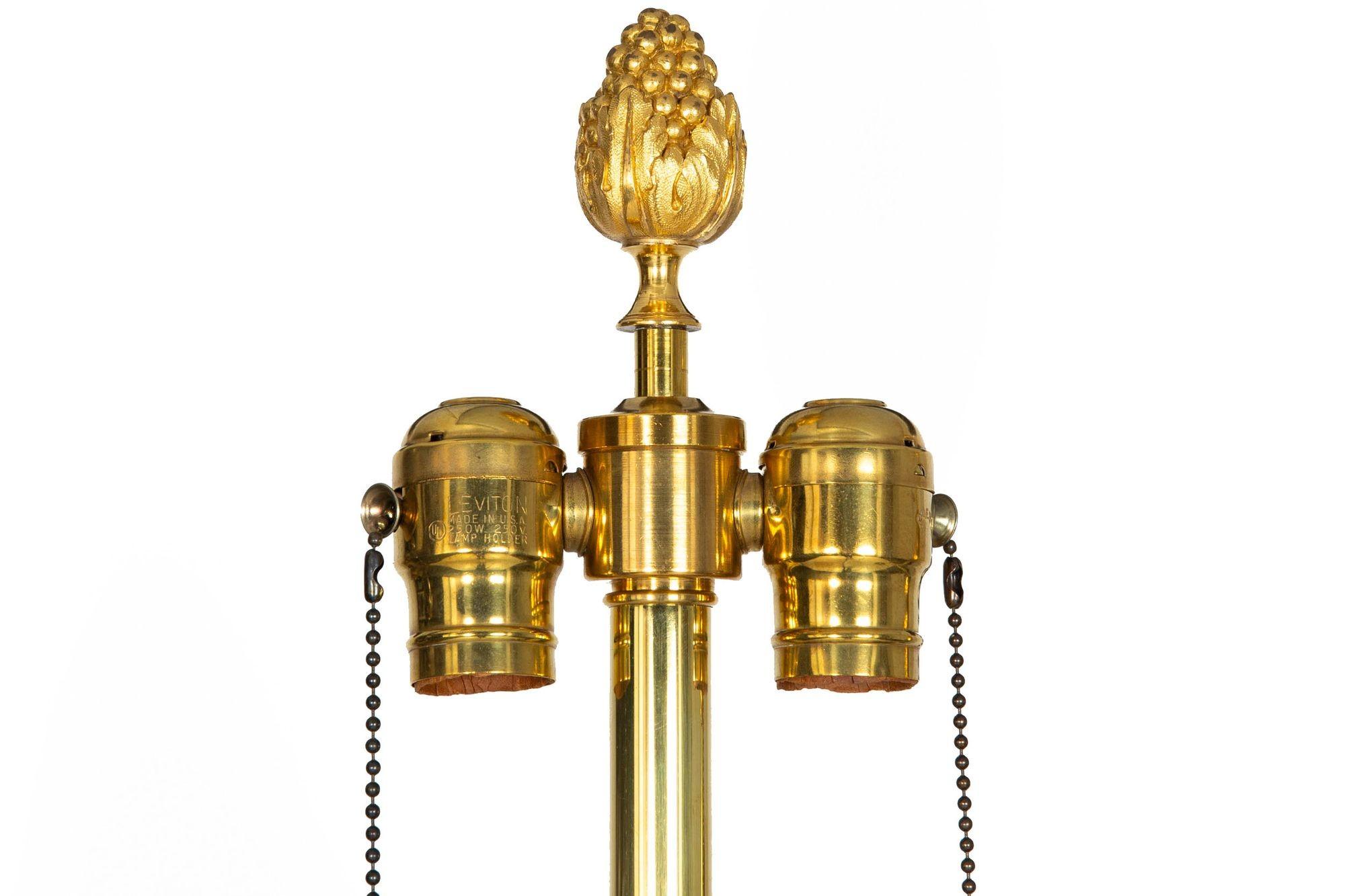 Substantielle paire de lampes urne françaises Louis XVI anciennes en ardoise noire, 43 H en vente 1