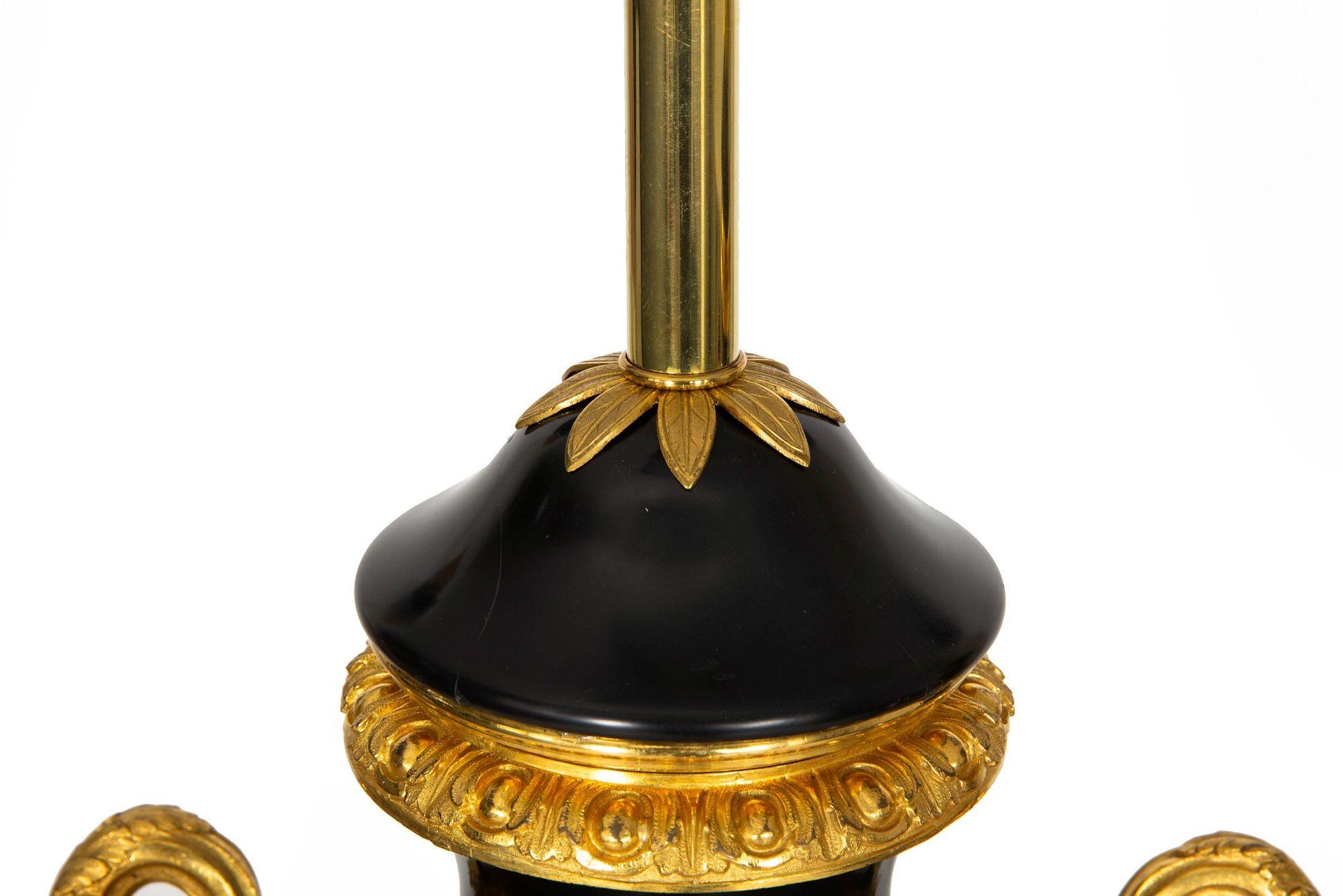 Substantielle paire de lampes urne françaises Louis XVI anciennes en ardoise noire, 43 H en vente 2