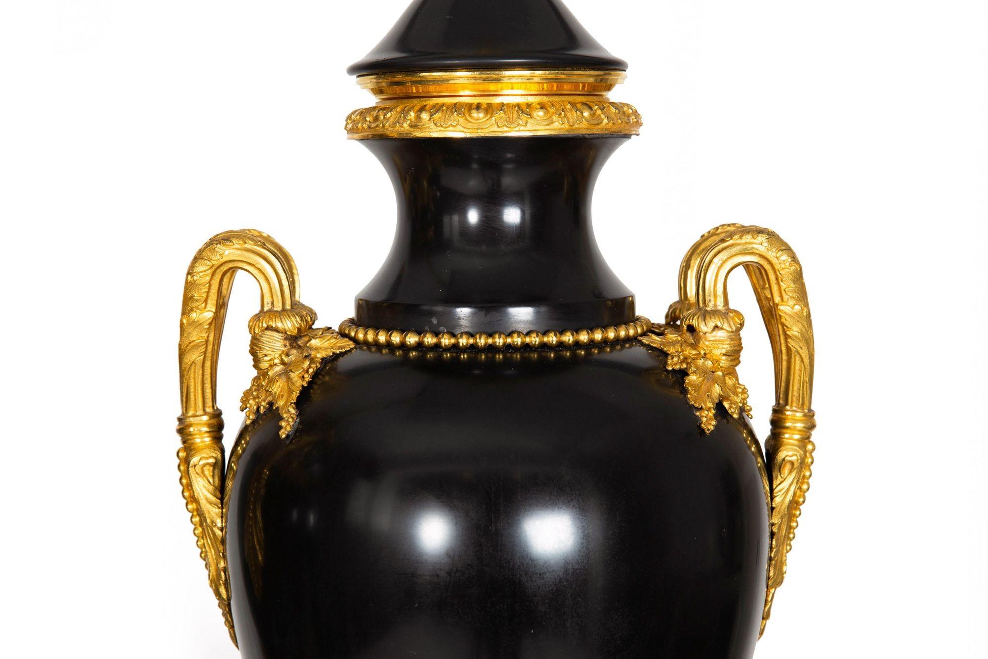 Substantielle paire de lampes urne françaises Louis XVI anciennes en ardoise noire, 43 H en vente 3