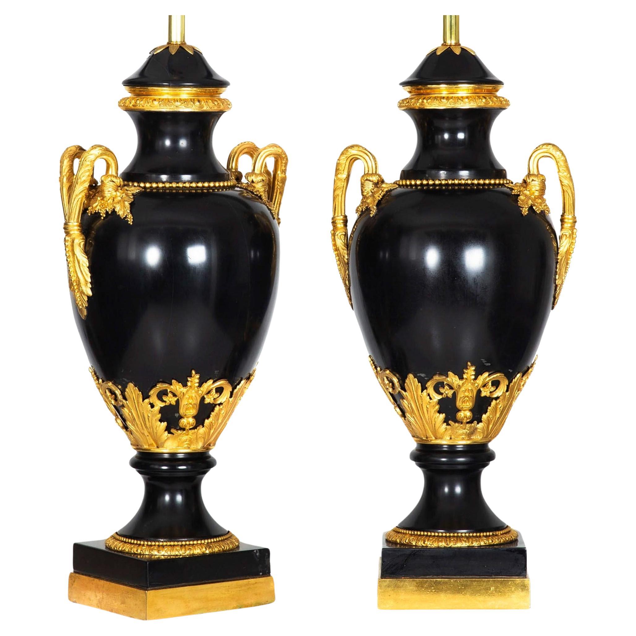 Substantielle paire de lampes urne françaises Louis XVI anciennes en ardoise noire, 43 H en vente