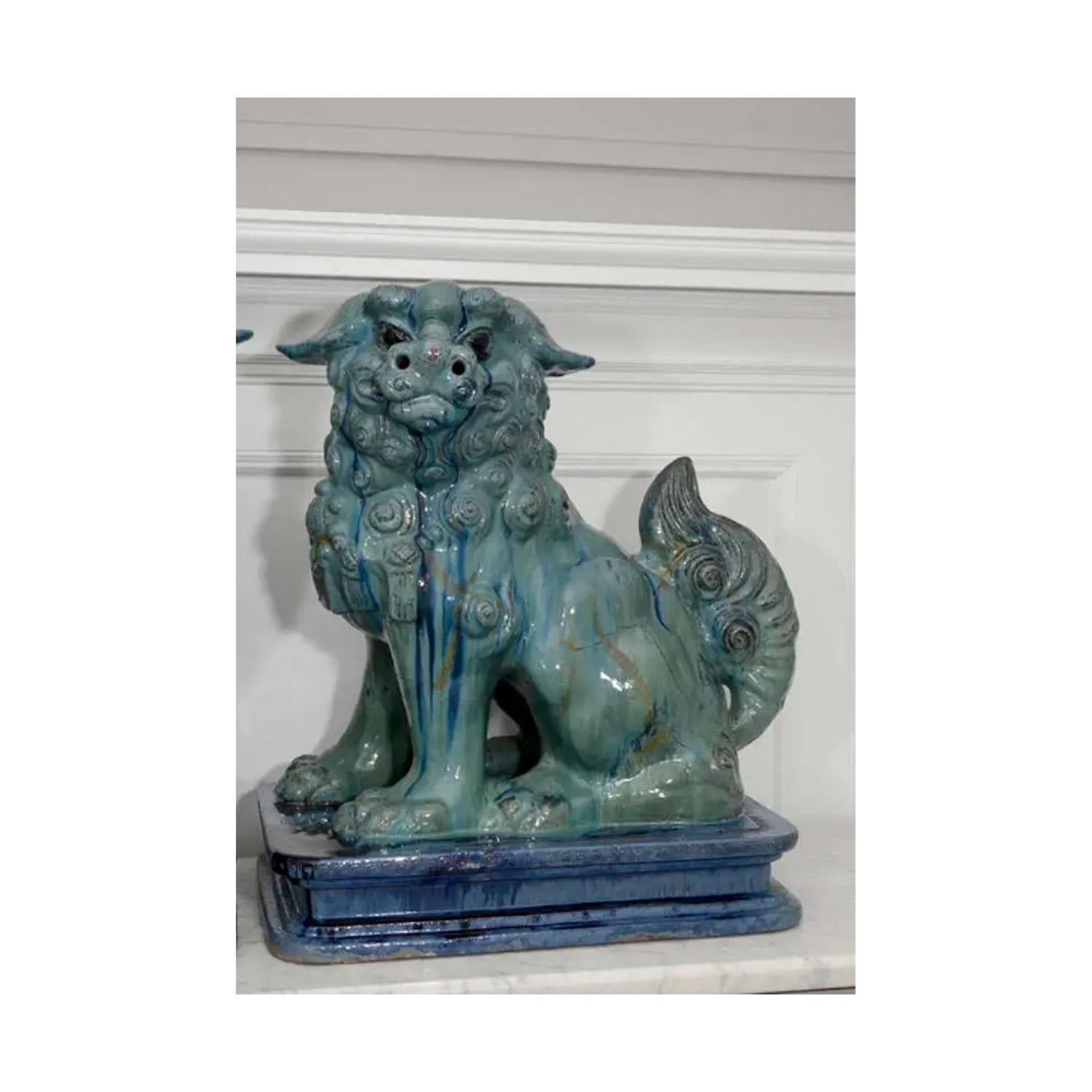 Vernissé Substantielle paire italienne de chiens Foo du 19ème siècle en terre cuite émaillée en vente